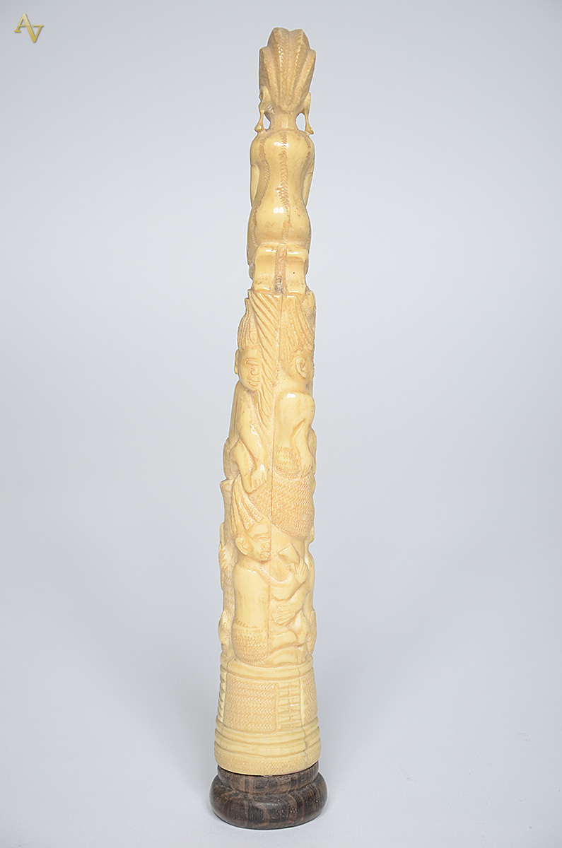 Escultura de marfim em forma de totem com figuras femininas. Altura... - foto 2 de 2