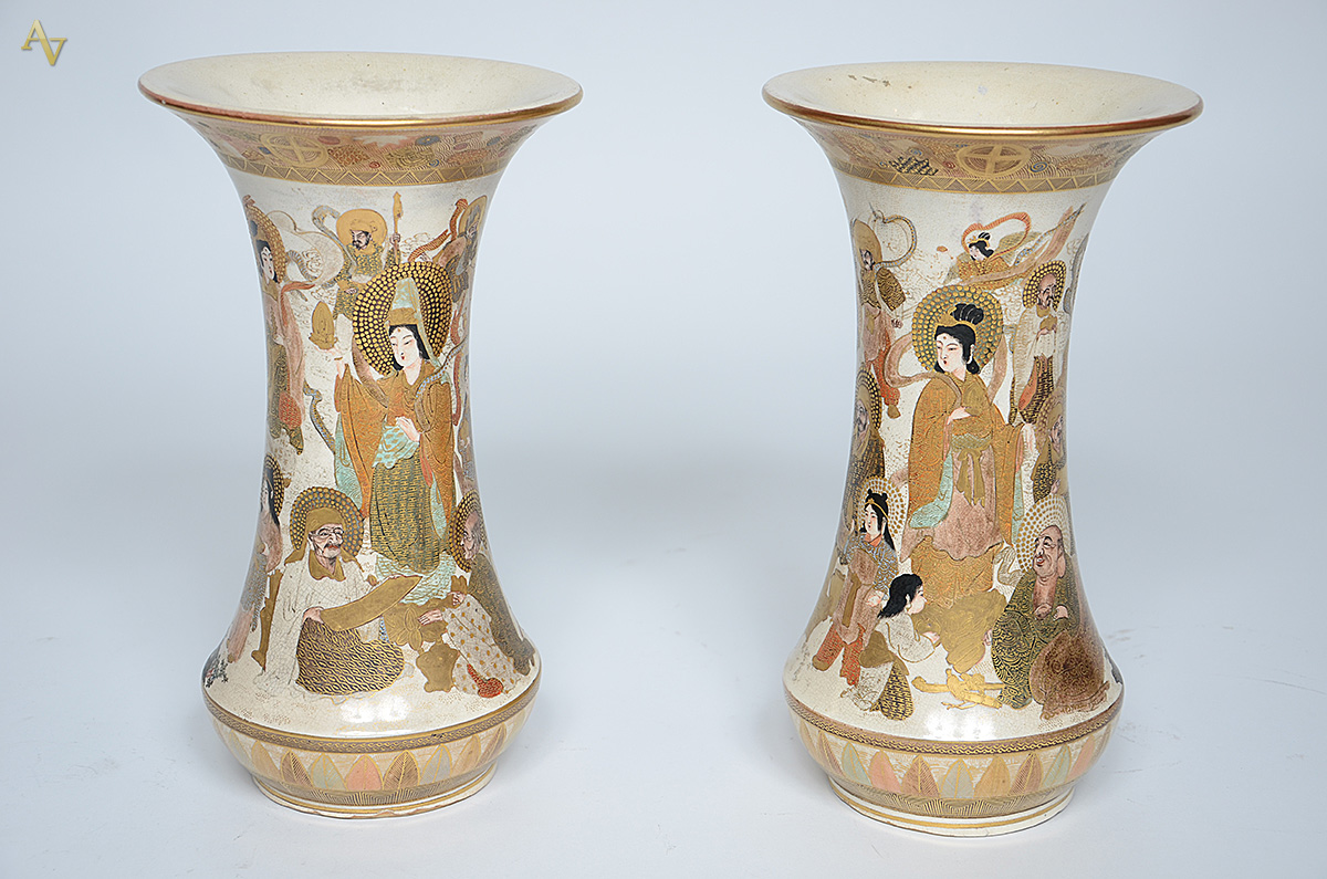 Par de vasos de faiança policromada, Satzuma imperial. Altura 31,5 cm...