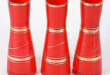 Três vasos decorativos de vidro vermelho com fr... - Três vasos decorativos de vidro vermelho com frisos dourados
