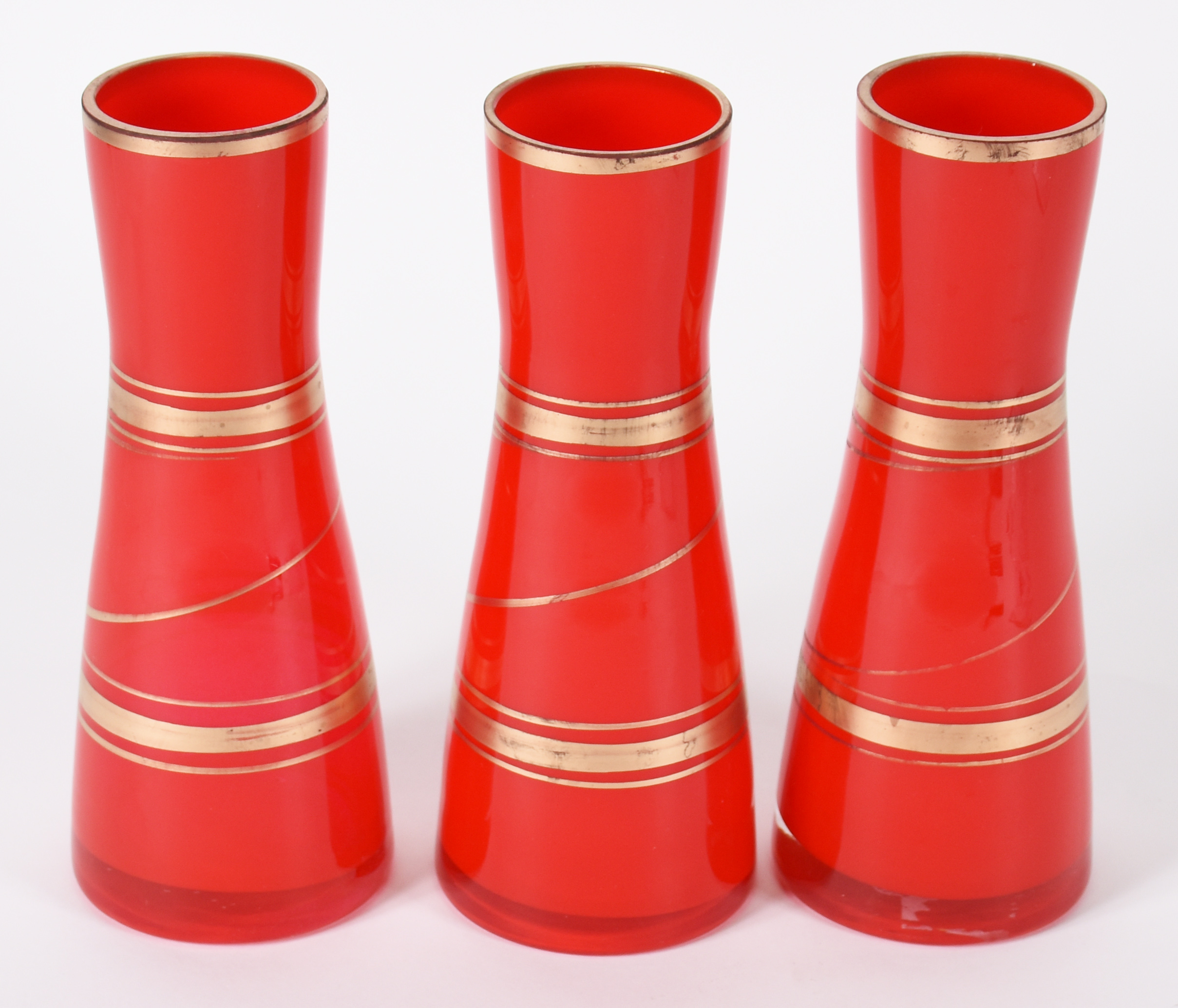 Três vasos decorativos de vidro vermelho com frisos dourados - foto 1 de 3