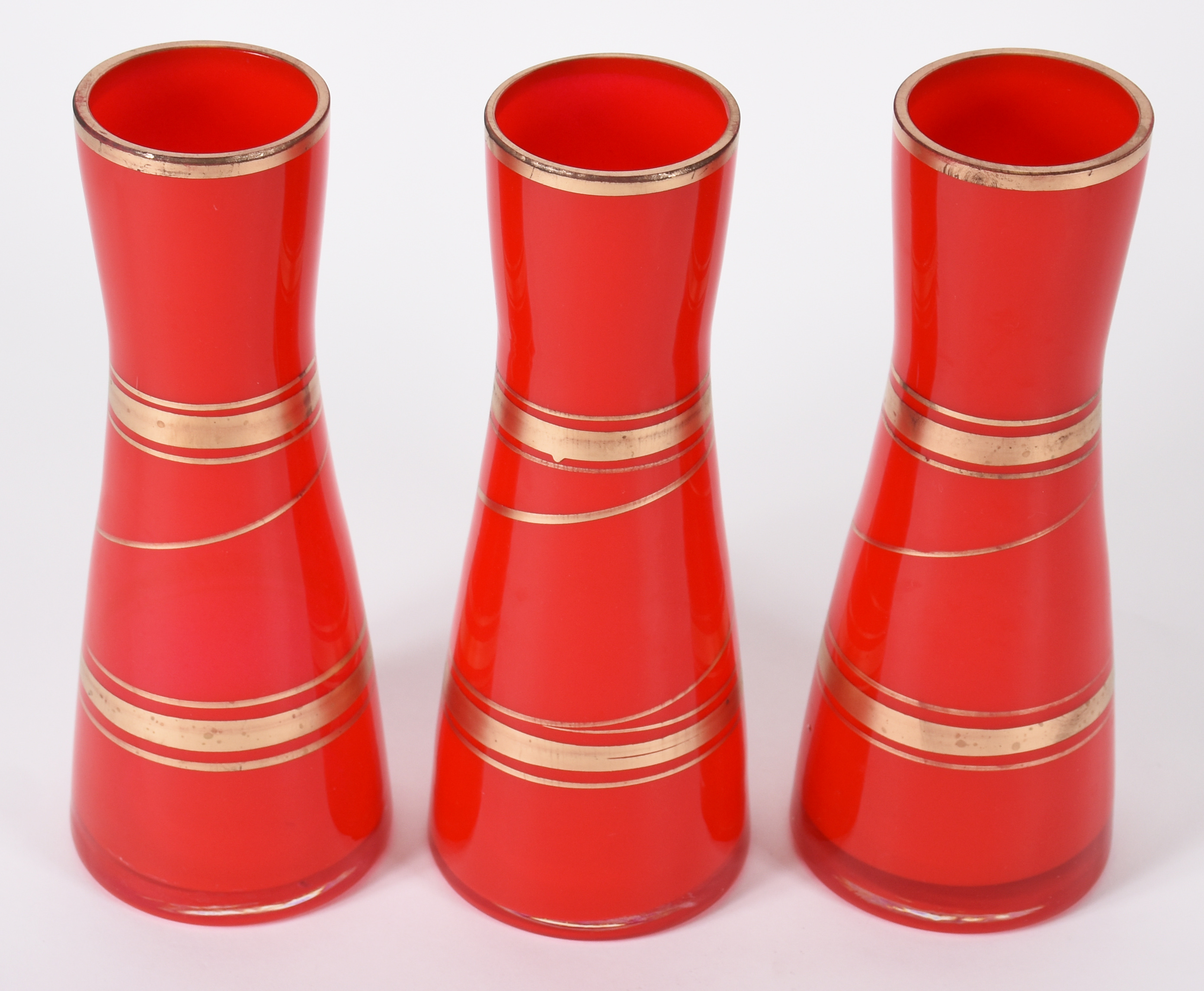 Três vasos decorativos de vidro vermelho com frisos dourados - foto 2 de 3