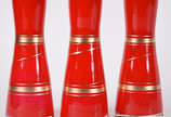 Três vasos decorativos de vidro vermelho com fr... - Três vasos decorativos de vidro vermelho com frisos dourados
