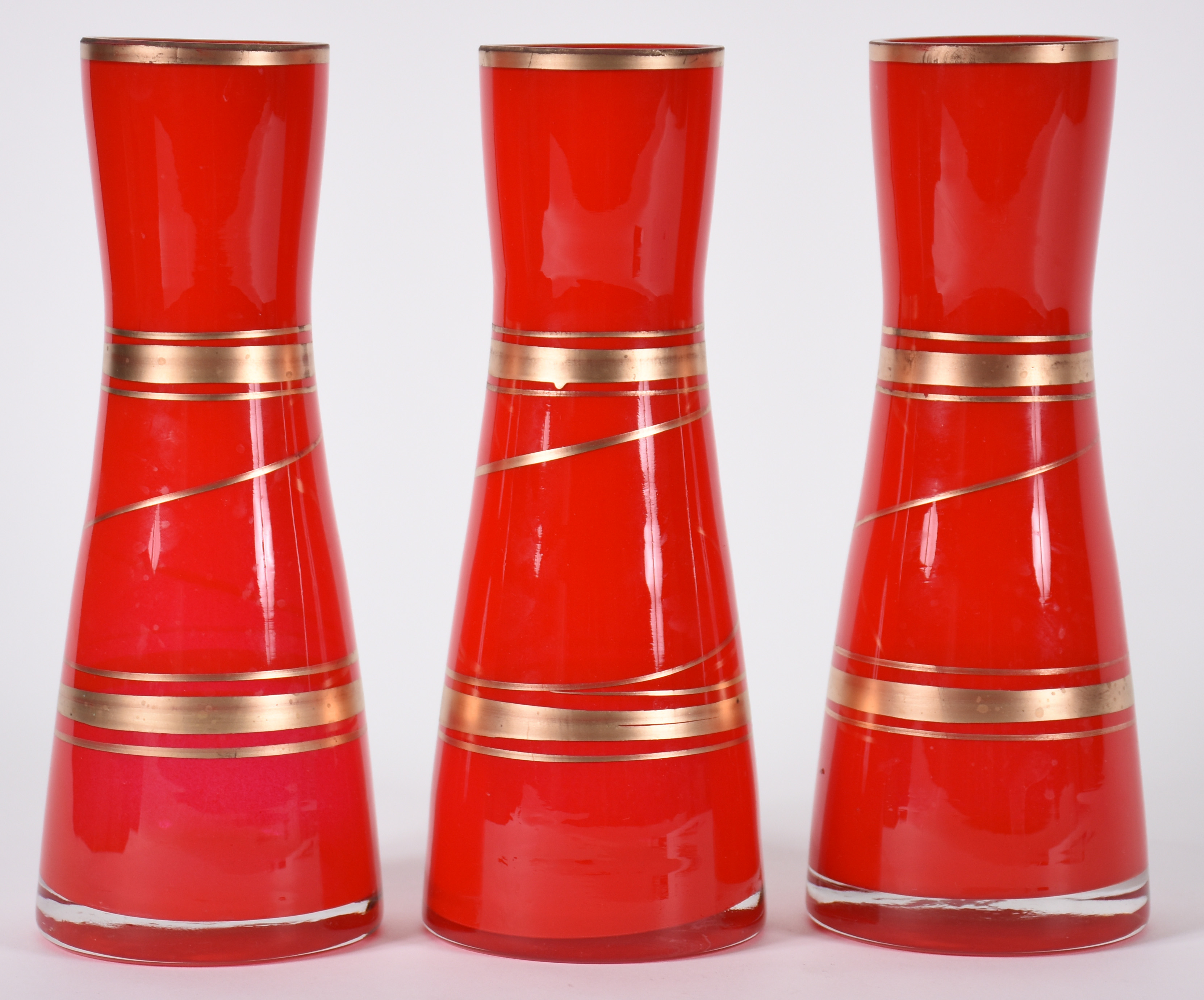 Três vasos decorativos de vidro vermelho com frisos dourados - foto 3 de 3