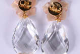 Par de brincos de ouro com pedras tipo flor , p... - Par de brincos de ouro com pedras tipo flor , pingentes de cristal tipo gota e 2 brilhantes   ( Por questão de segurança a peça não se encontra ...