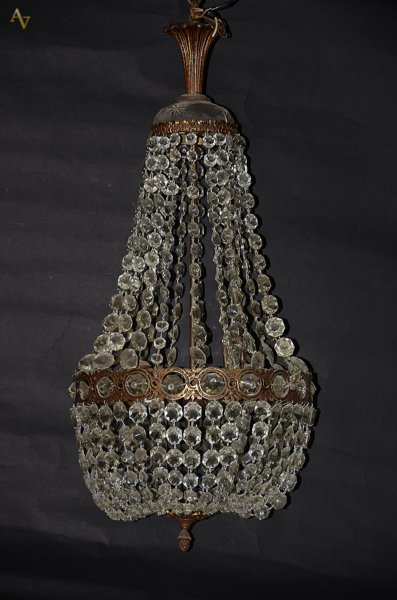 Lustre estilo Império com armação de metal dourado e contas de...