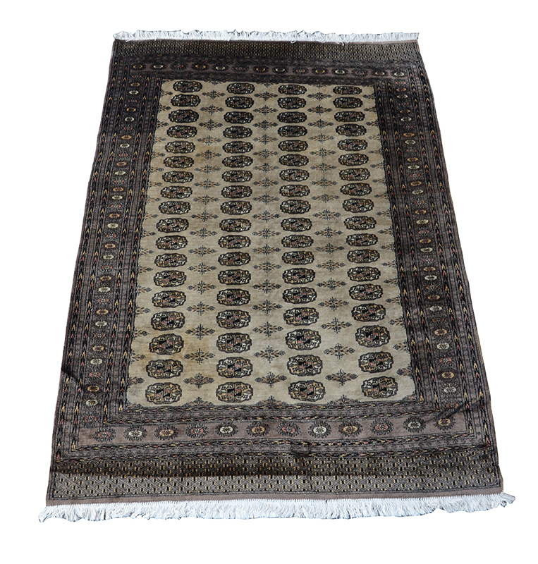 Tapete Pakistan. Medidas 2,31 x 1,56 m.