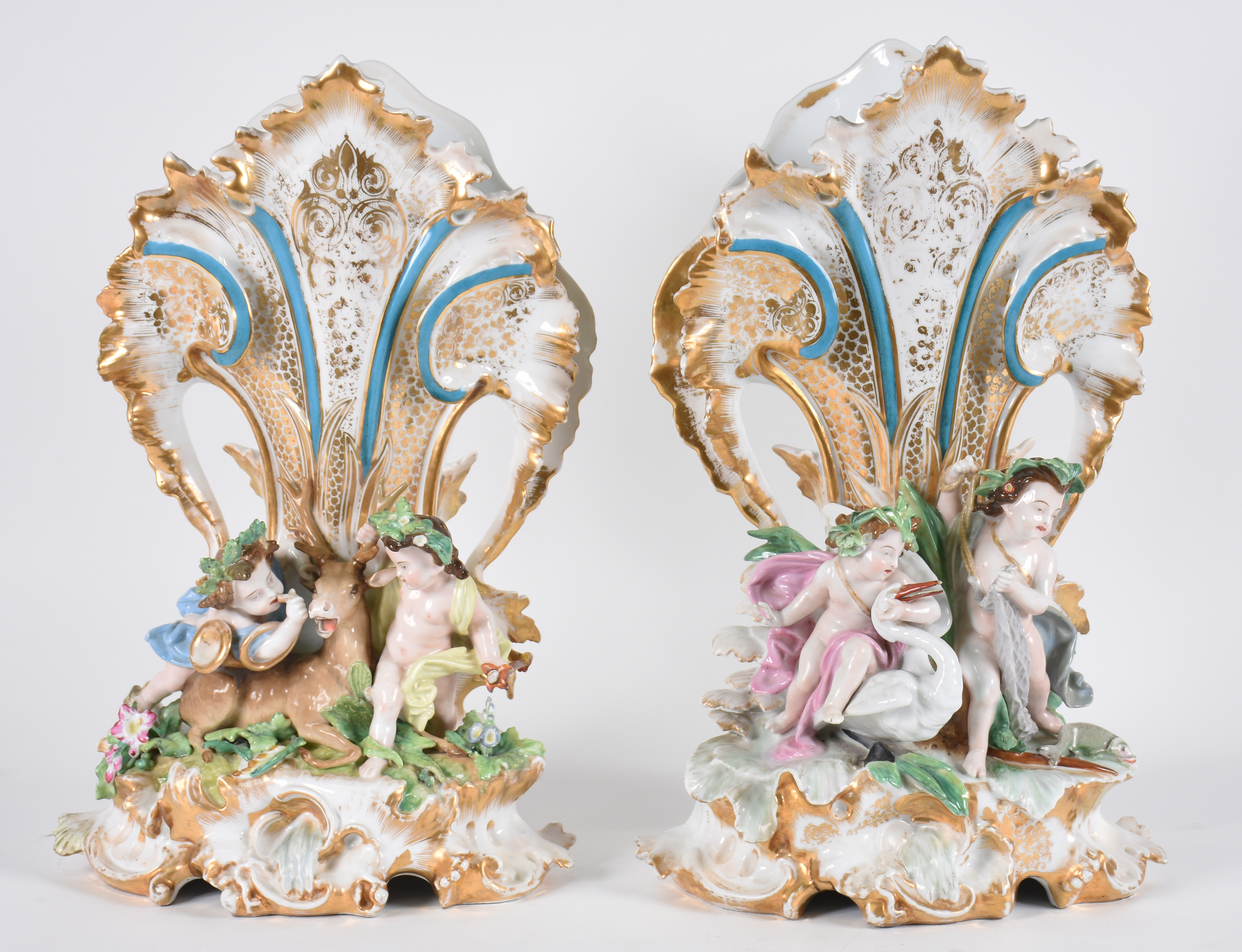 Par de belíssimas floreiras de porcelana francesa policromada e... - foto 1 de 7