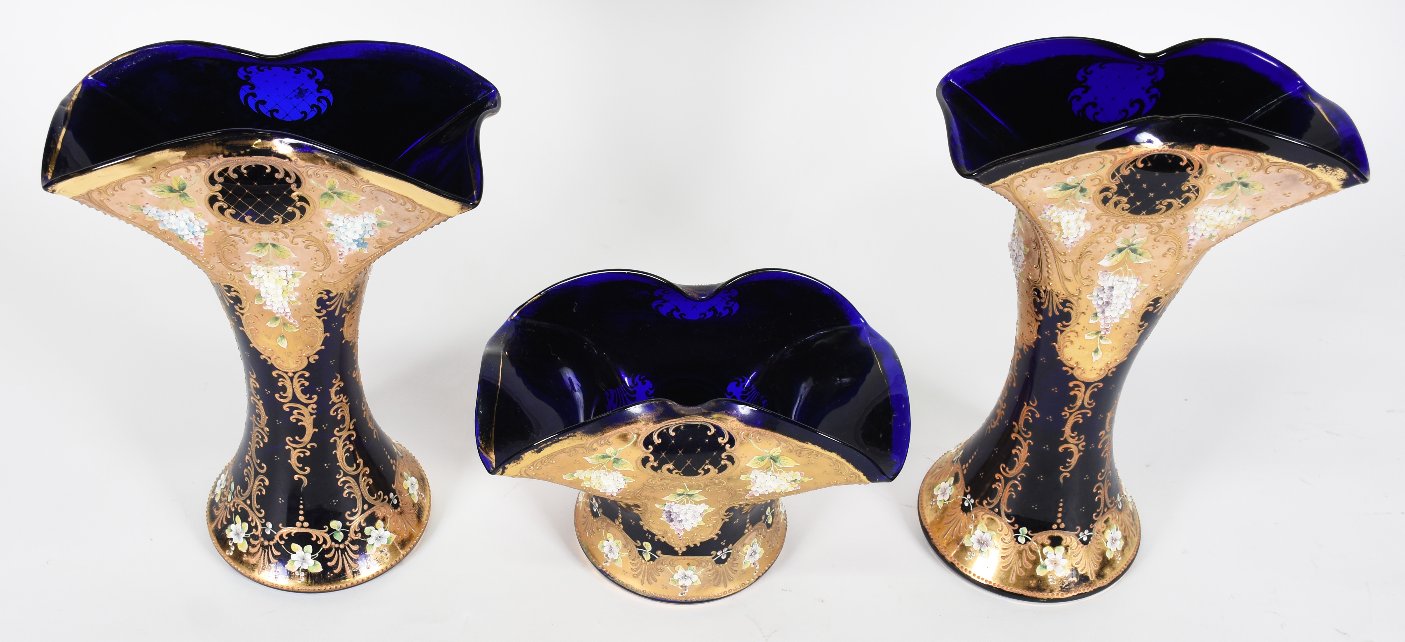 Conjunto com Três peças de cristal tcheco azul ricamente decoradas em... - foto 2 de 4