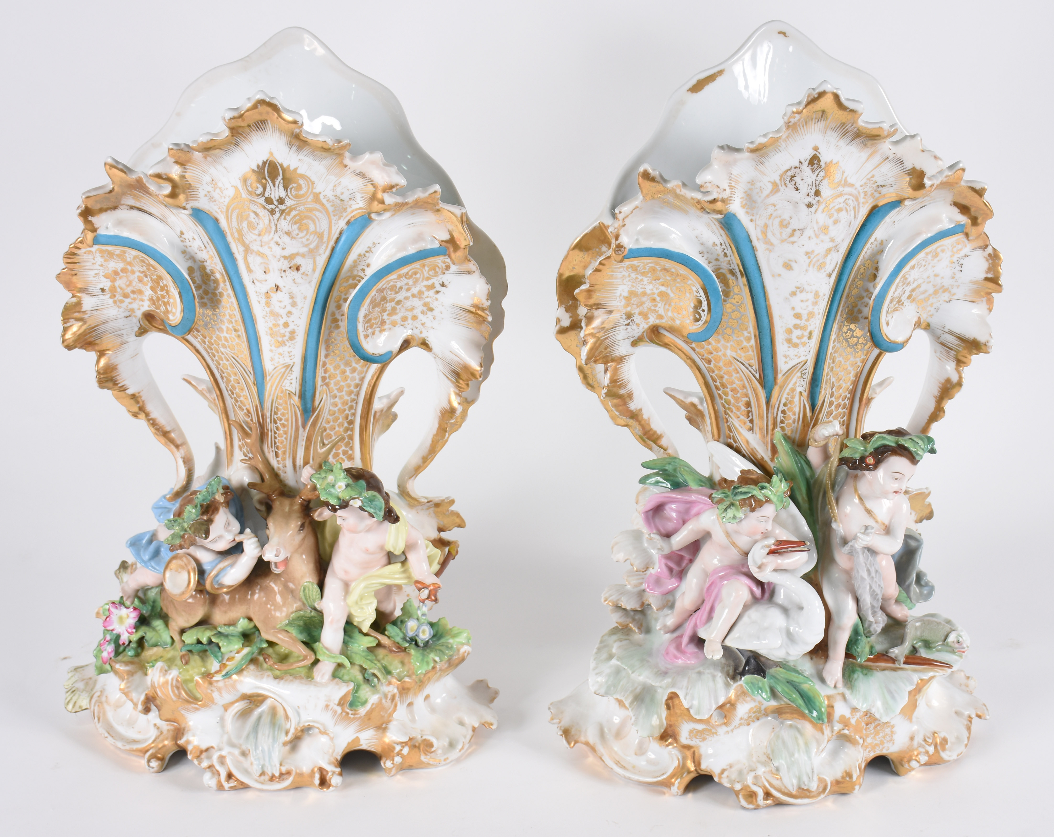 Par de belíssimas floreiras de porcelana francesa policromada e... - foto 2 de 7