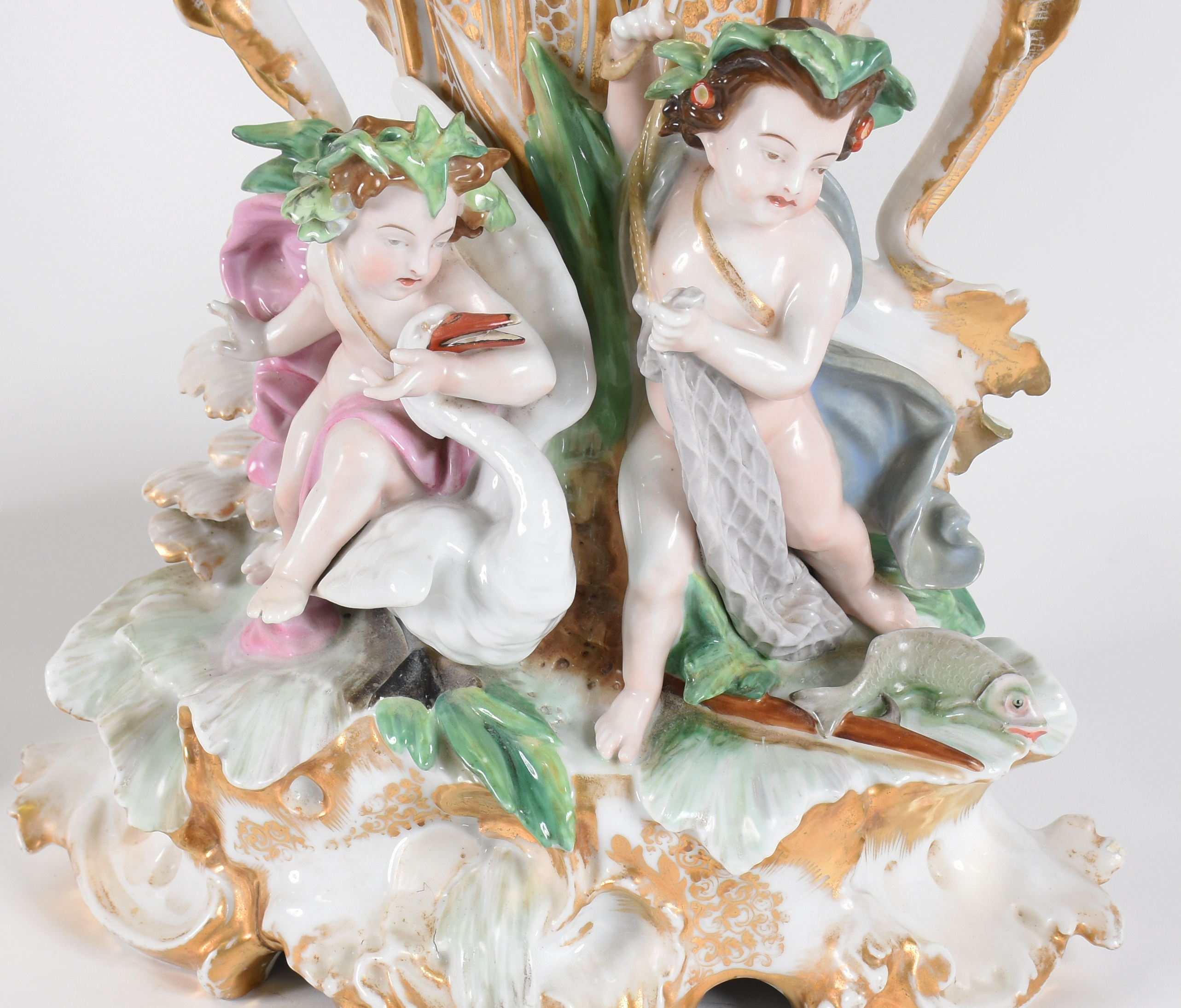 Par de belíssimas floreiras de porcelana francesa policromada e... - foto 5 de 7
