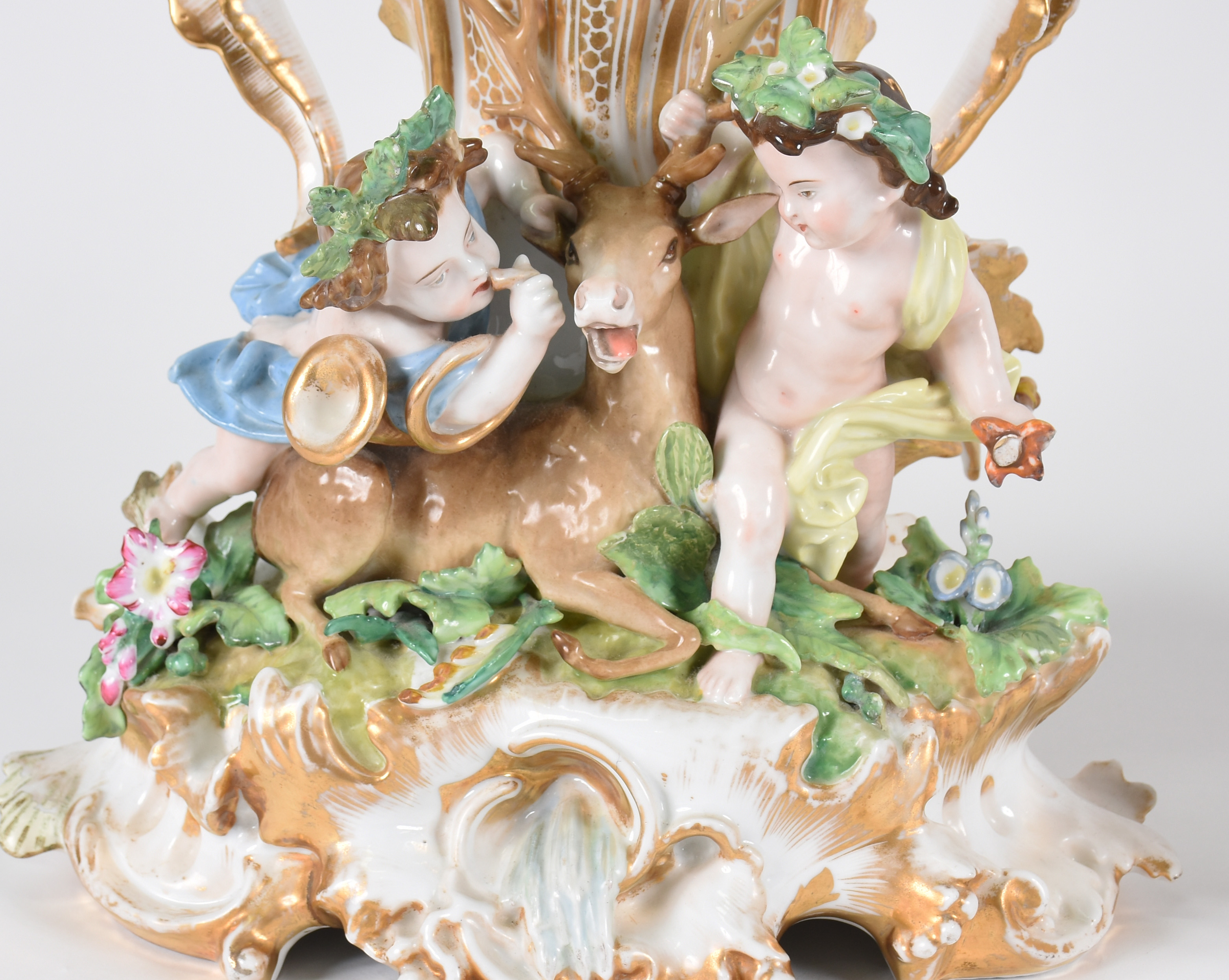 Par de belíssimas floreiras de porcelana francesa policromada e... - foto 6 de 7