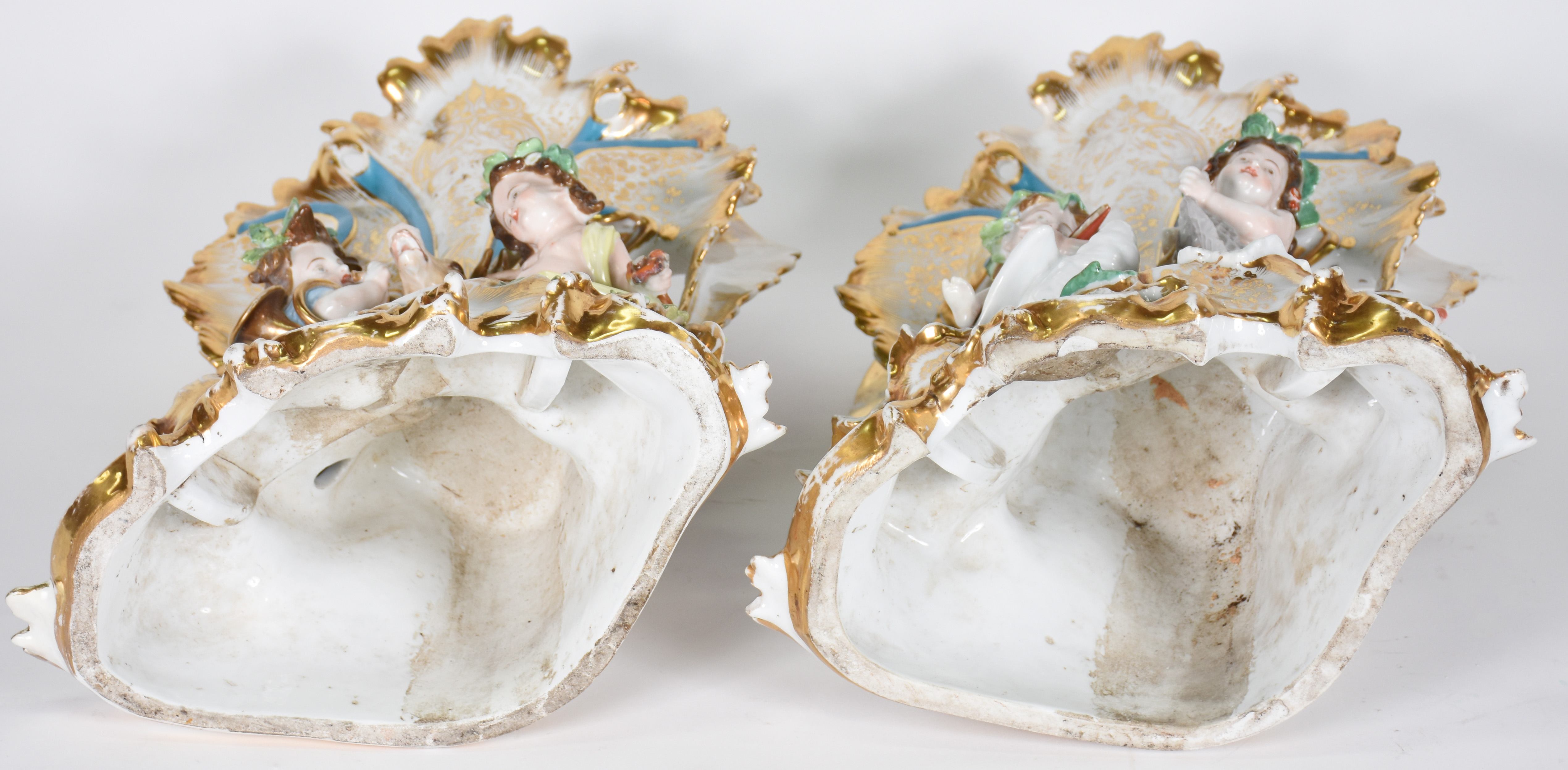 Par de belíssimas floreiras de porcelana francesa policromada e... - foto 7 de 7