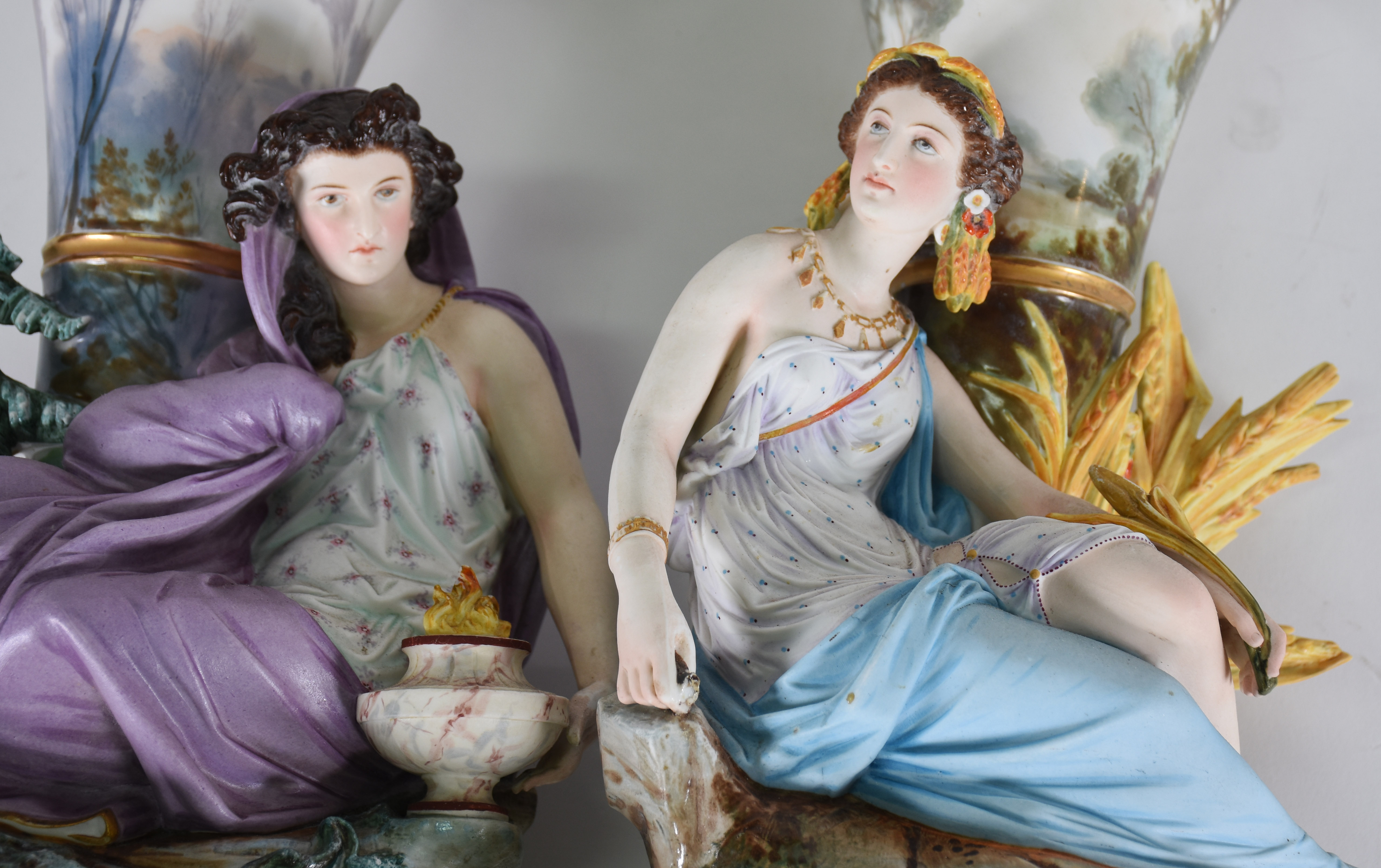 Par de belíssimos vasos de porcelana francesa, ricamente decorados... - foto 4 de 6