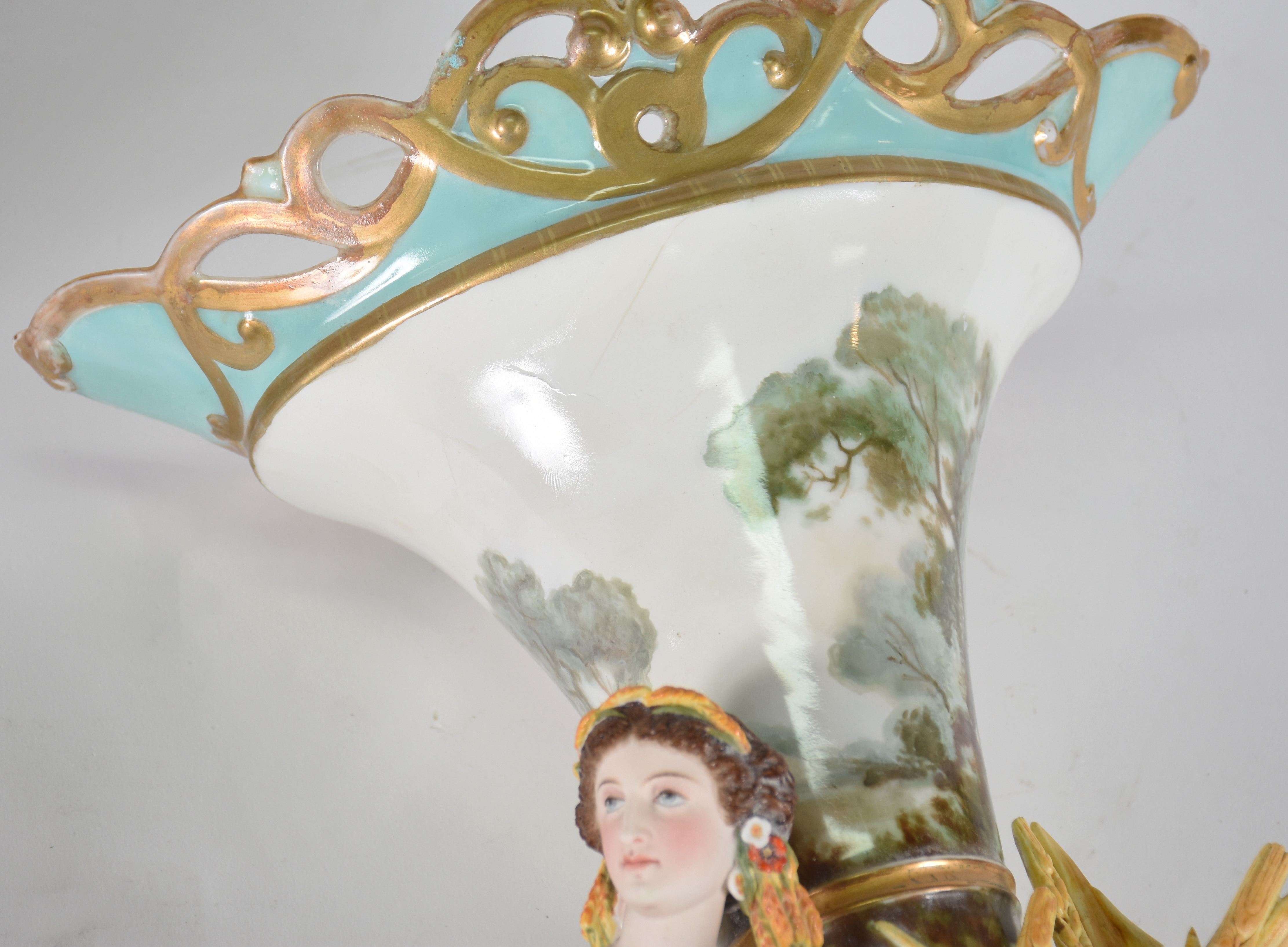 Par de belíssimos vasos de porcelana francesa, ricamente decorados... - foto 6 de 6