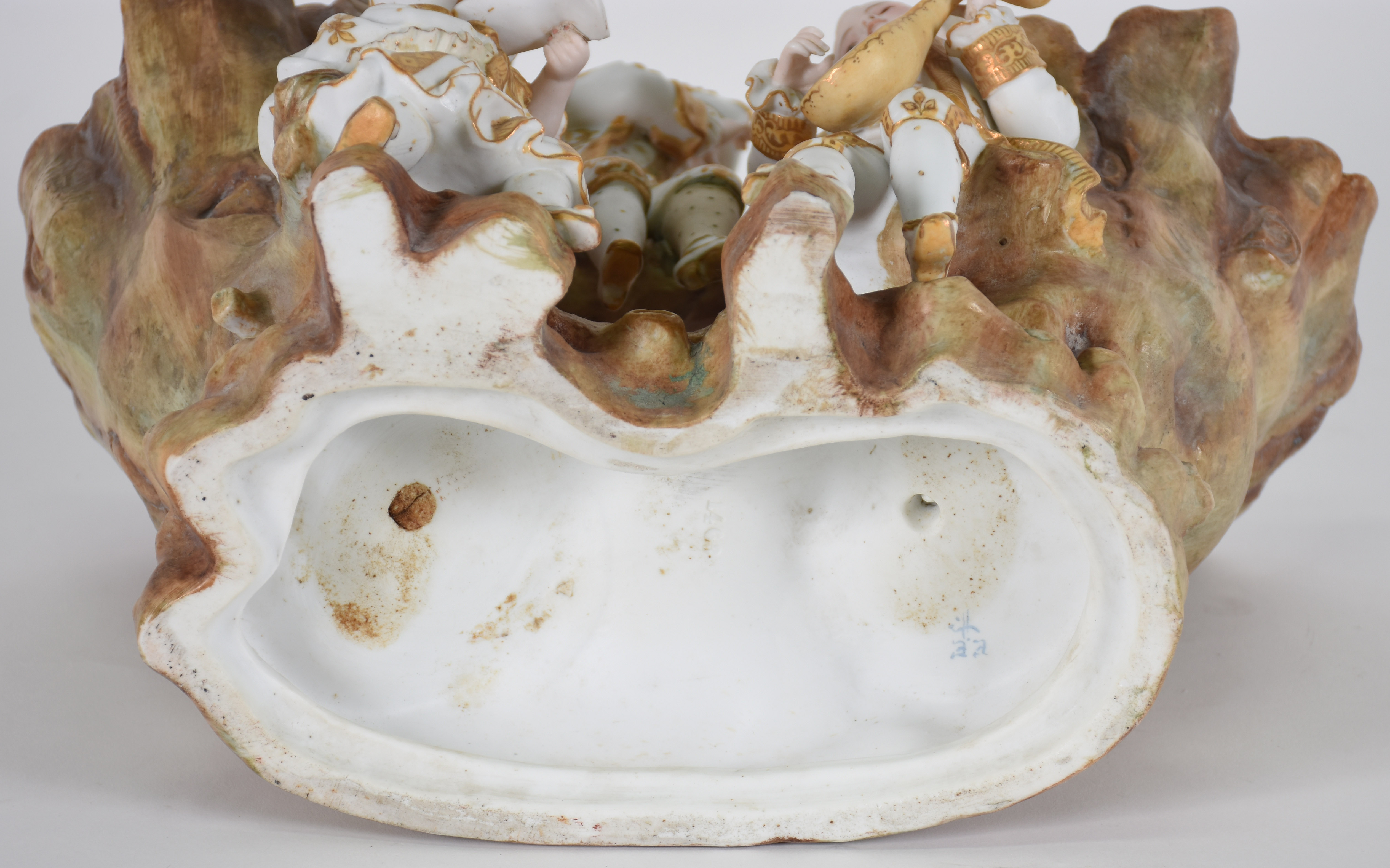 Grupo escultórico de porcelana europeia policromada representando... - foto 6 de 6