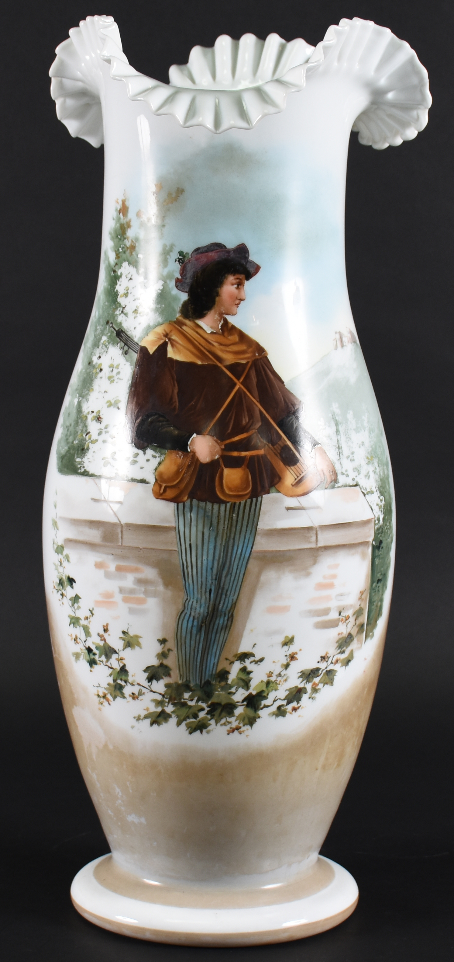 Grande vaso de opalina europeia decorado com jovem músico em... - foto 1 de 4