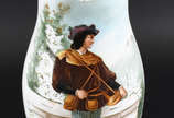 Grande vaso de opalina europeia decorado com jo... - Grande vaso de opalina europeia decorado com jovem músico em policromia, borda em babados.