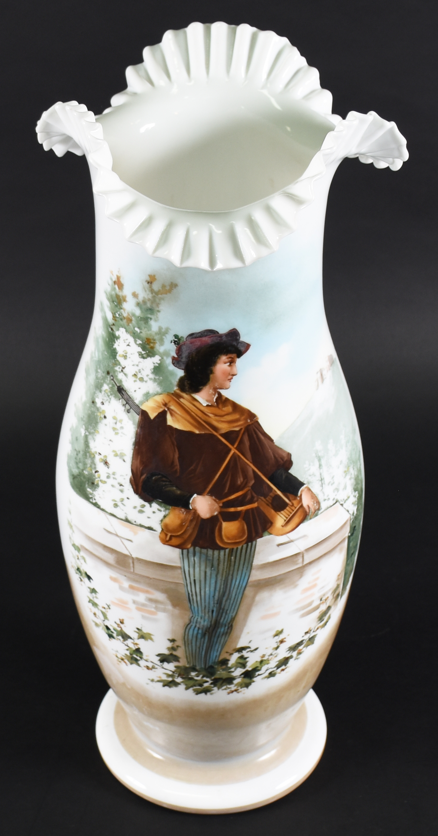 Grande vaso de opalina europeia decorado com jovem músico em... - foto 2 de 4
