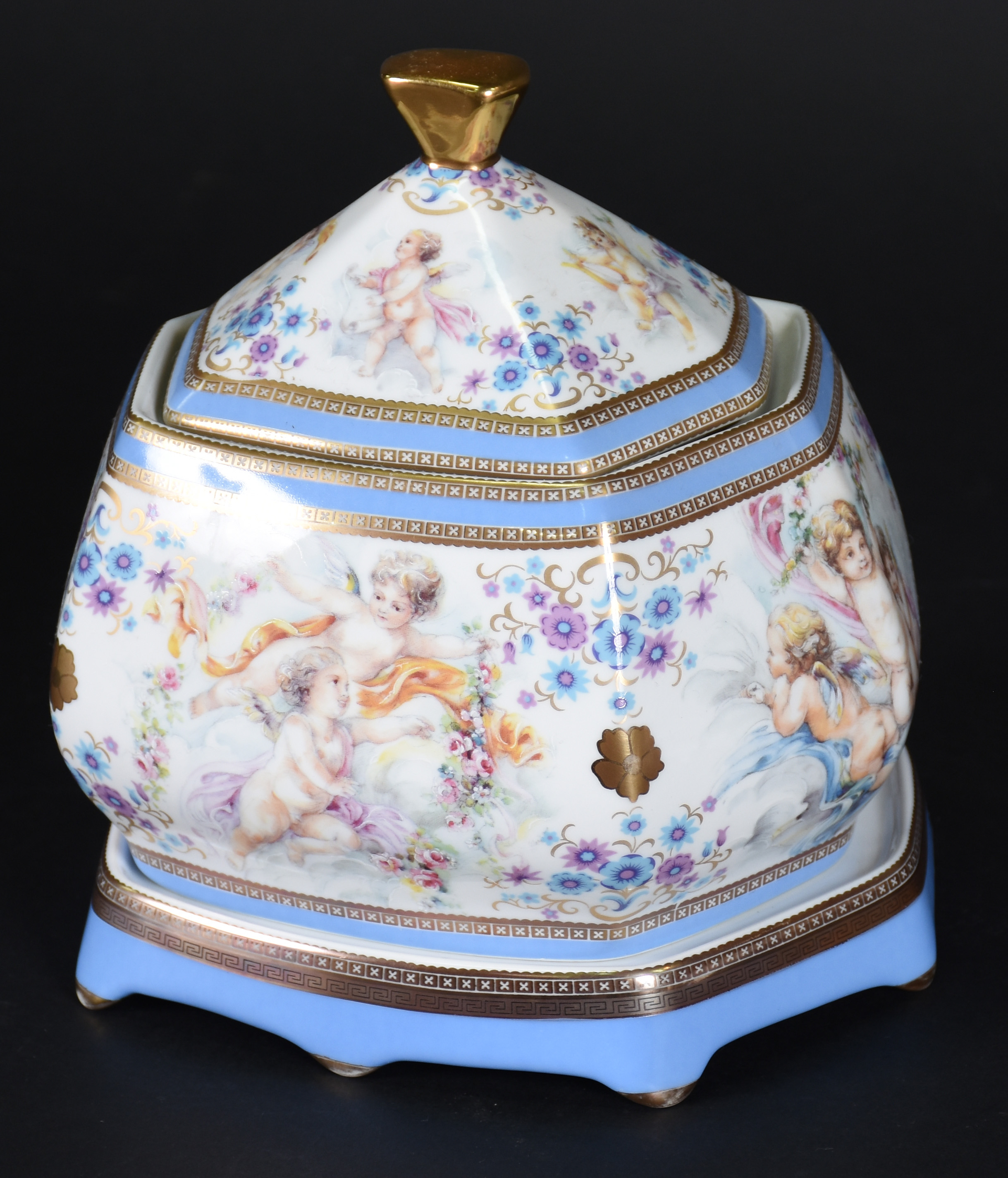 Bomboniere com presentoir de porcelana policromada decorada com... - foto 2 de 4