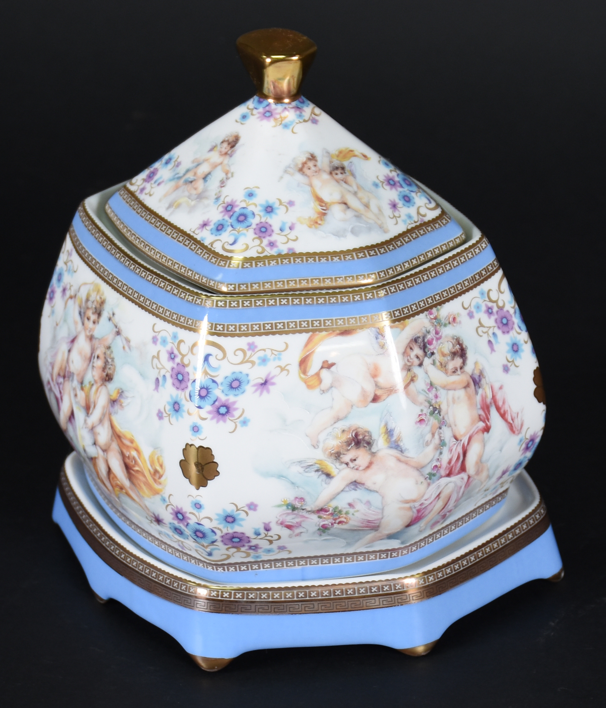 Bomboniere com presentoir de porcelana policromada decorada com... - foto 3 de 4
