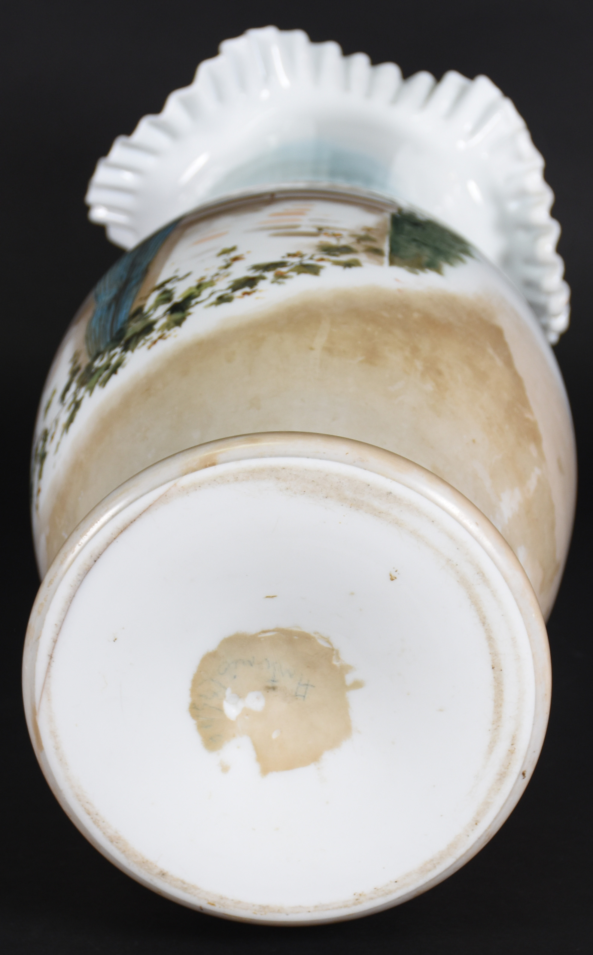 Grande vaso de opalina europeia decorado com jovem músico em... - foto 3 de 4