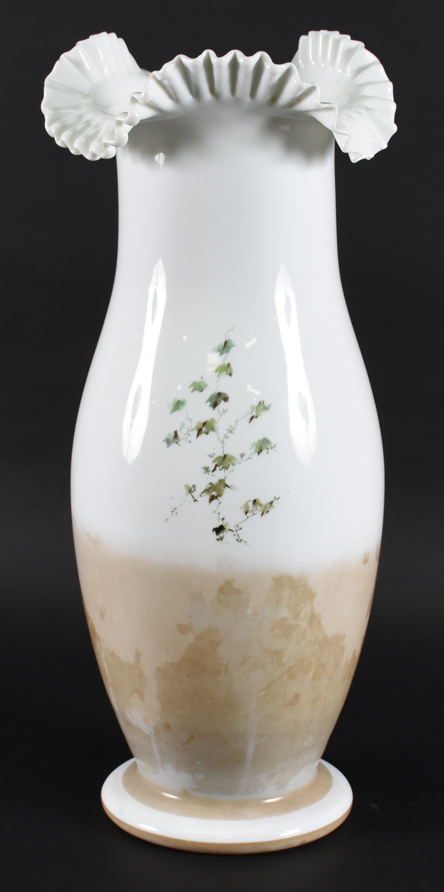 Grande vaso de opalina europeia decorado com jovem músico em... - foto 4 de 4