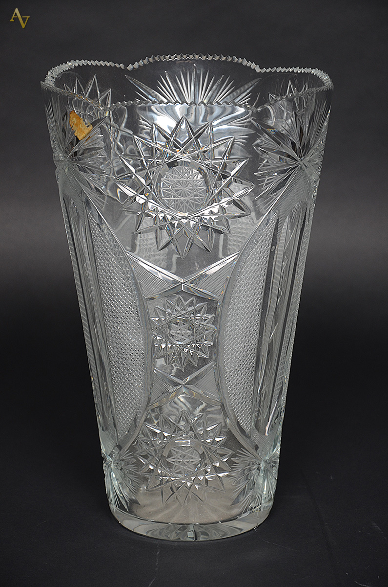 Grande Vaso de cristal tcheco ricamente lapidado a mão, borda...