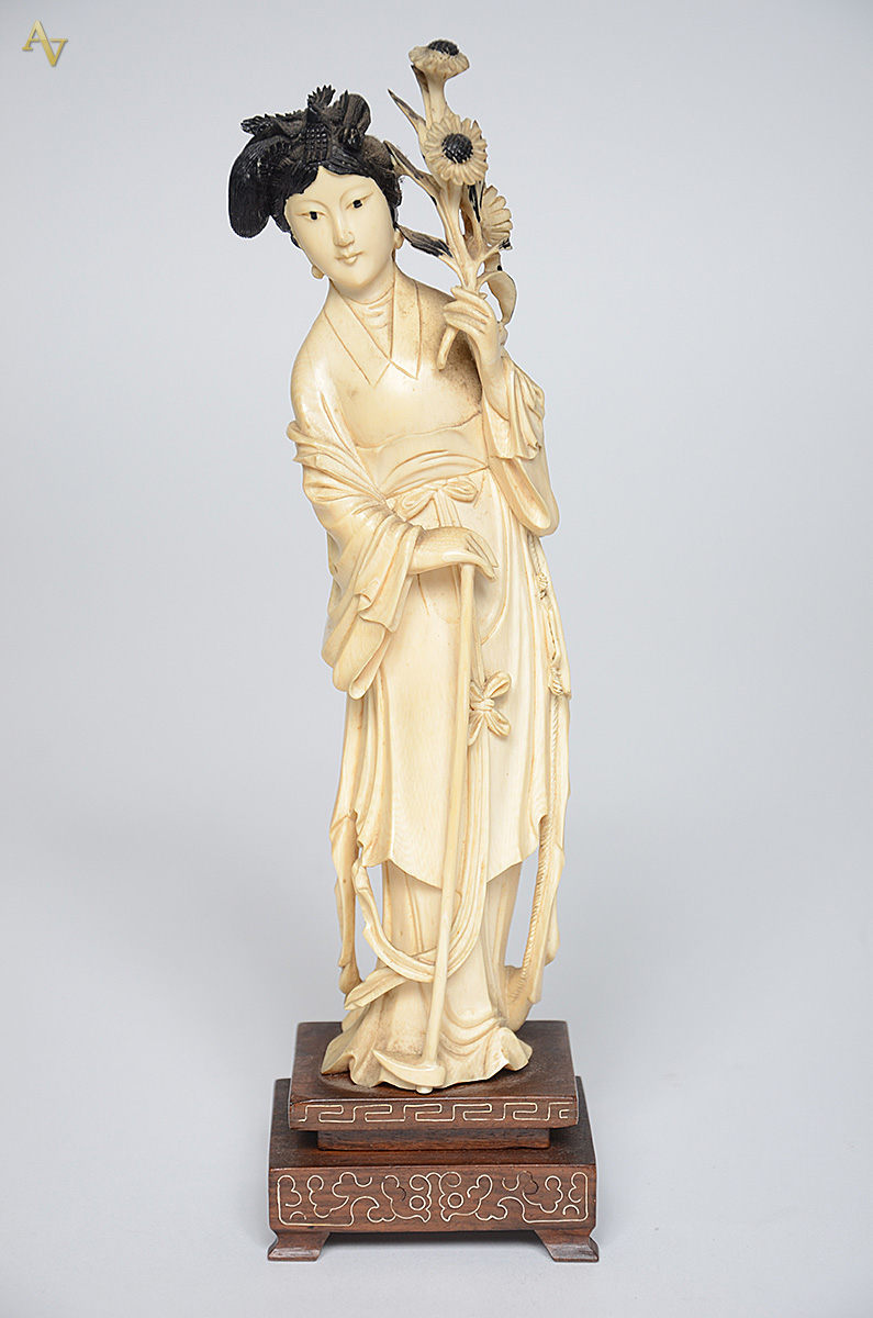 Escultura de marfim do século XIX representando gueixa. Base de... - foto 1 de 2