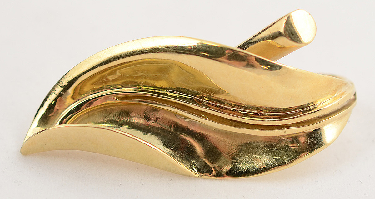 Anel de ouro 18 k em forma de folha. Peso total 14,9 g - Aro 16. - foto 2 de 3