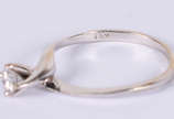 Anel solitário de ouro branco com brilhante de ... - Anel solitário de ouro branco com brilhante de 0,25 ct . Aro 13   ( Por questão de segurança a peça não se encontra na loja )
