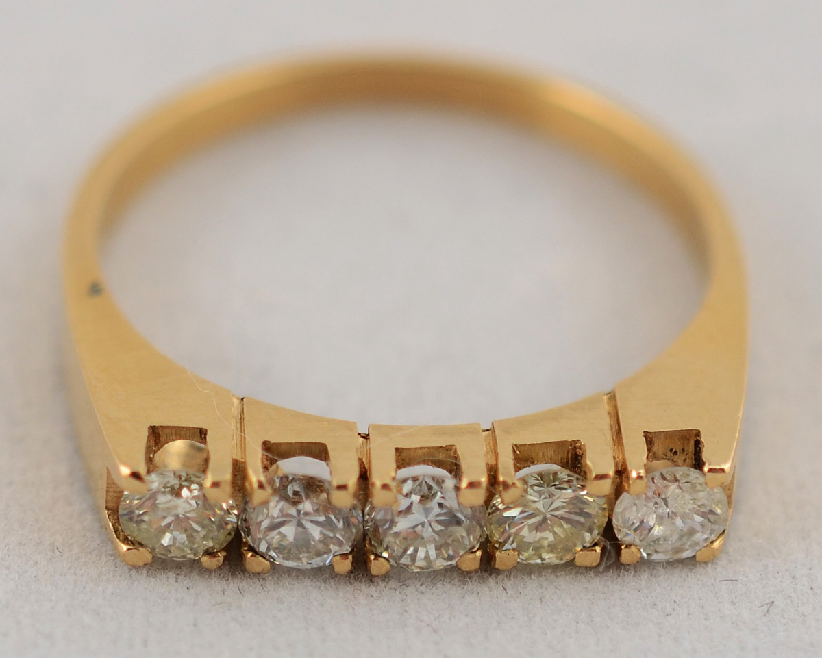 Meia aliança de ouro amarelo 18 k com aproximadamente 0.60 ct de...