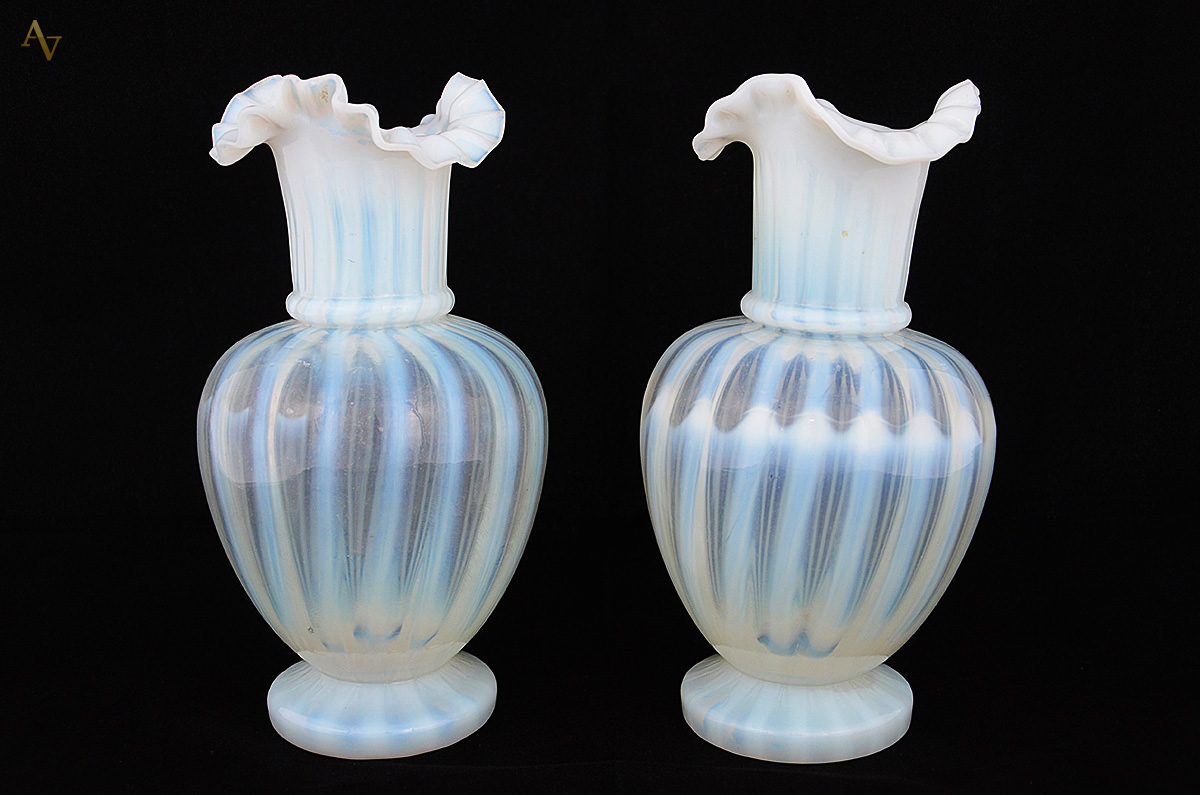 Par de vasos de opalina européia com "listras" na cor creme...