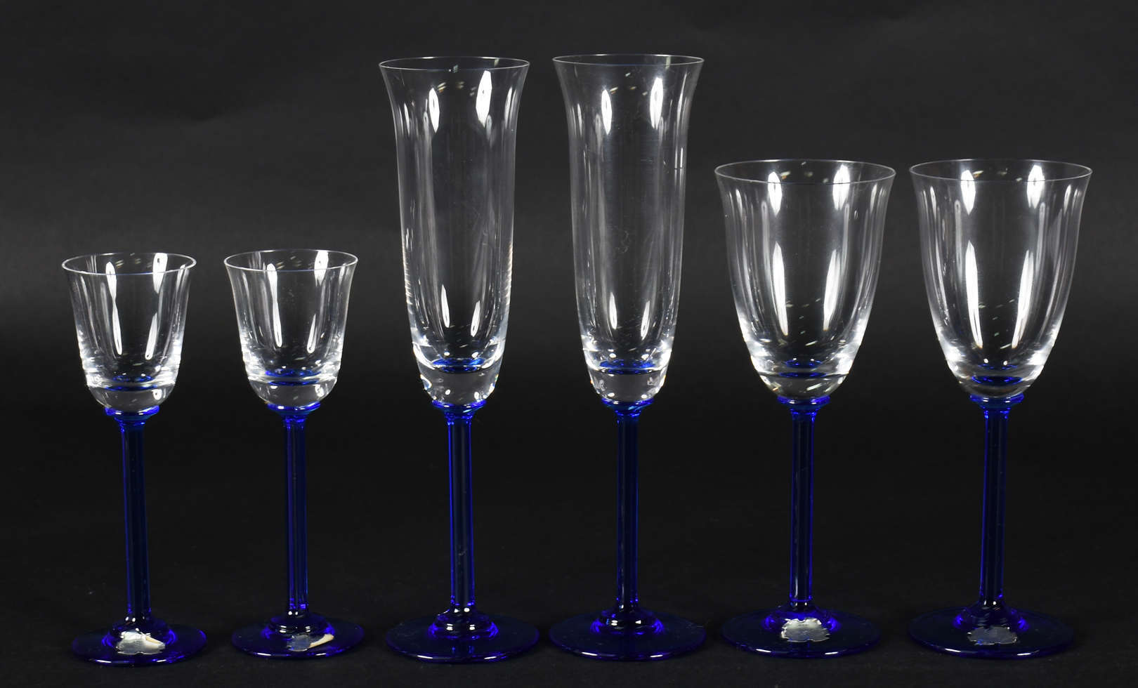 Conjunto de taças de vidro com pé azul , sendo 6 para vinho , 5 para... - foto 1 de 3
