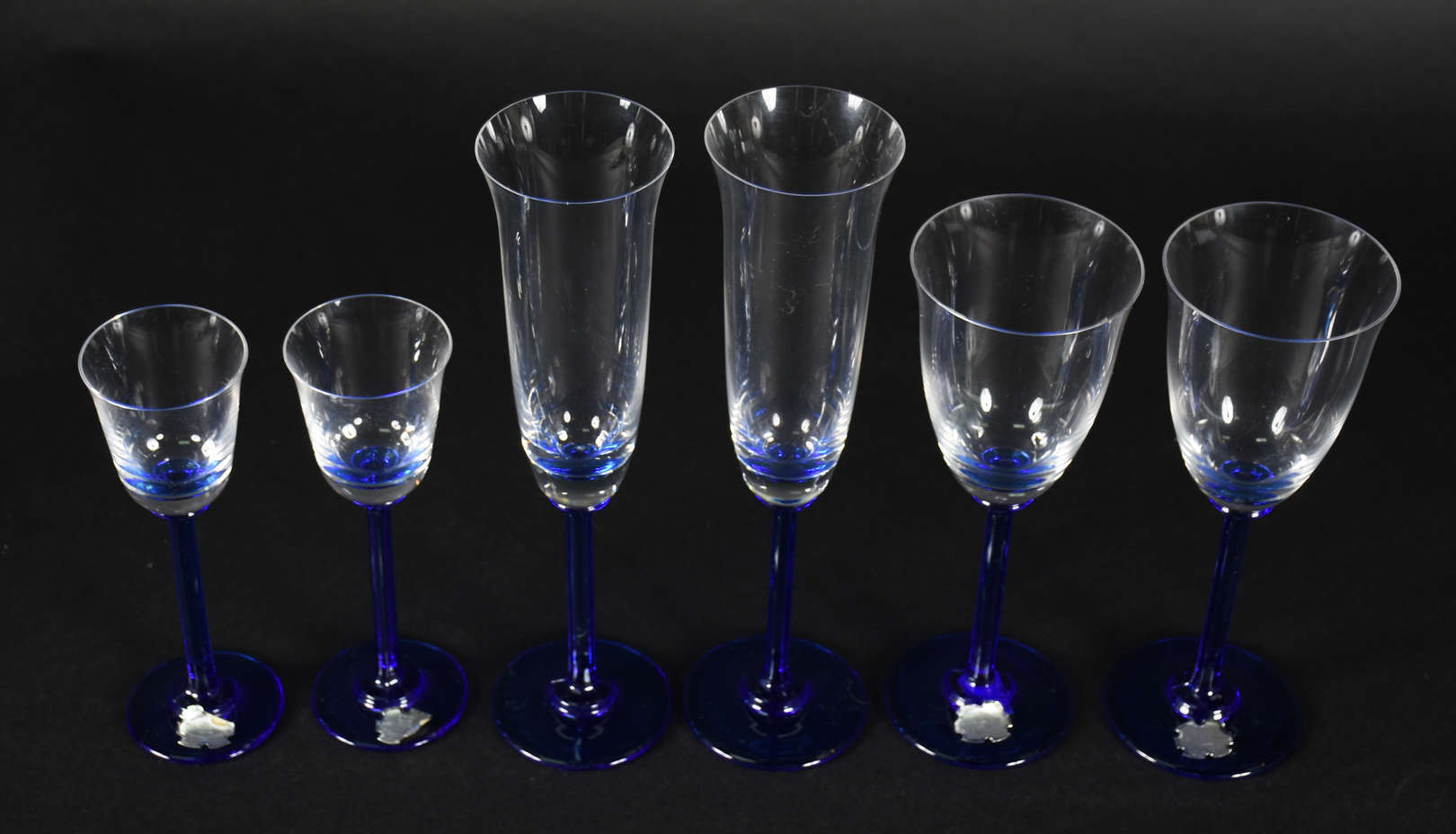 Conjunto de taças de vidro com pé azul , sendo 6 para vinho , 5 para... - foto 2 de 3