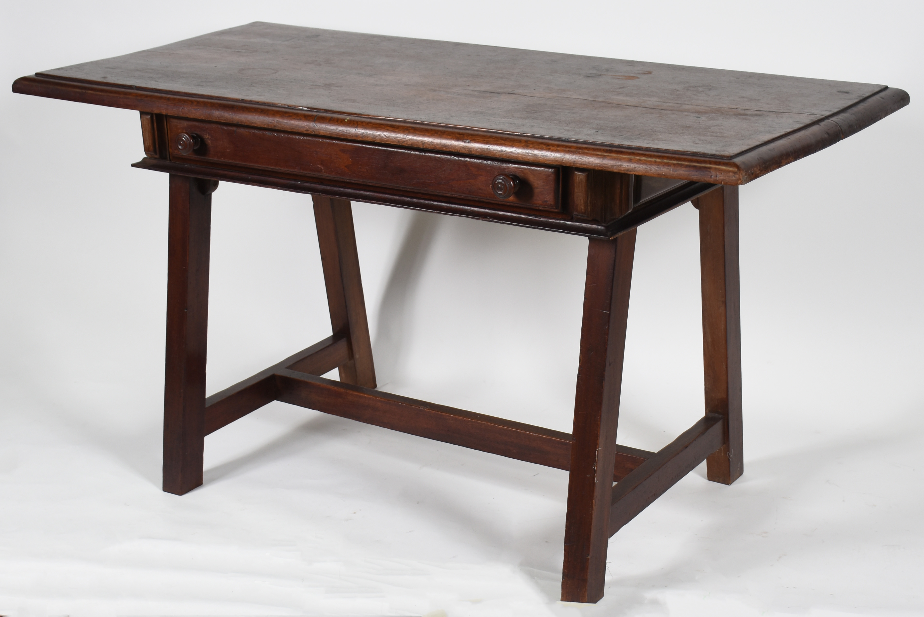 Mesa de madeira nobre com base em cavalete, uma gaveta. - foto 1 de 4