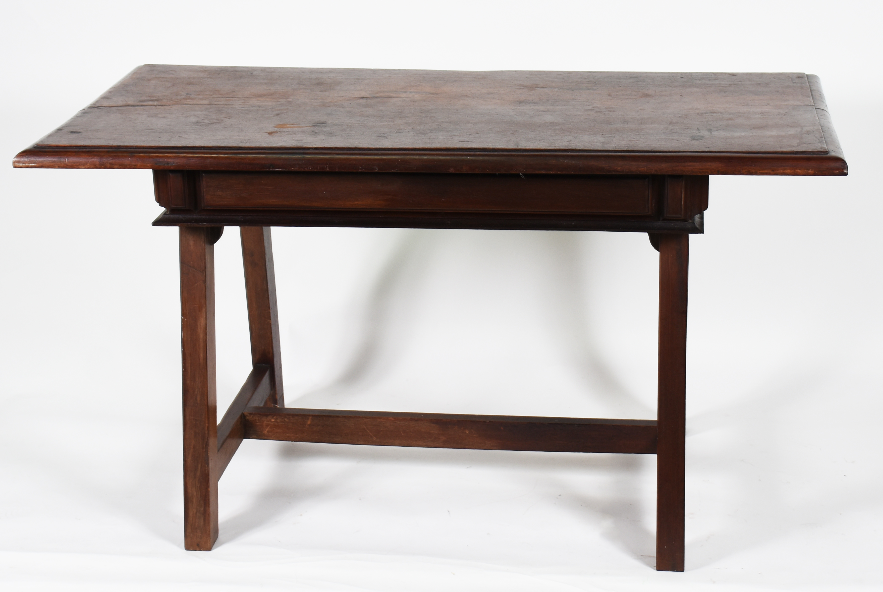 Mesa de madeira nobre com base em cavalete, uma gaveta. - foto 3 de 4