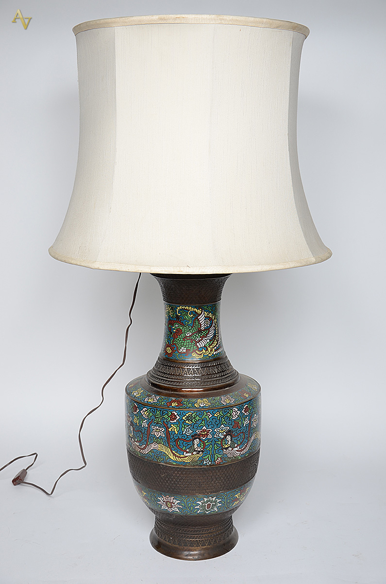 Abajur de cloisonné com cúpula de tecido bege. Altura do vaso 61 cm...