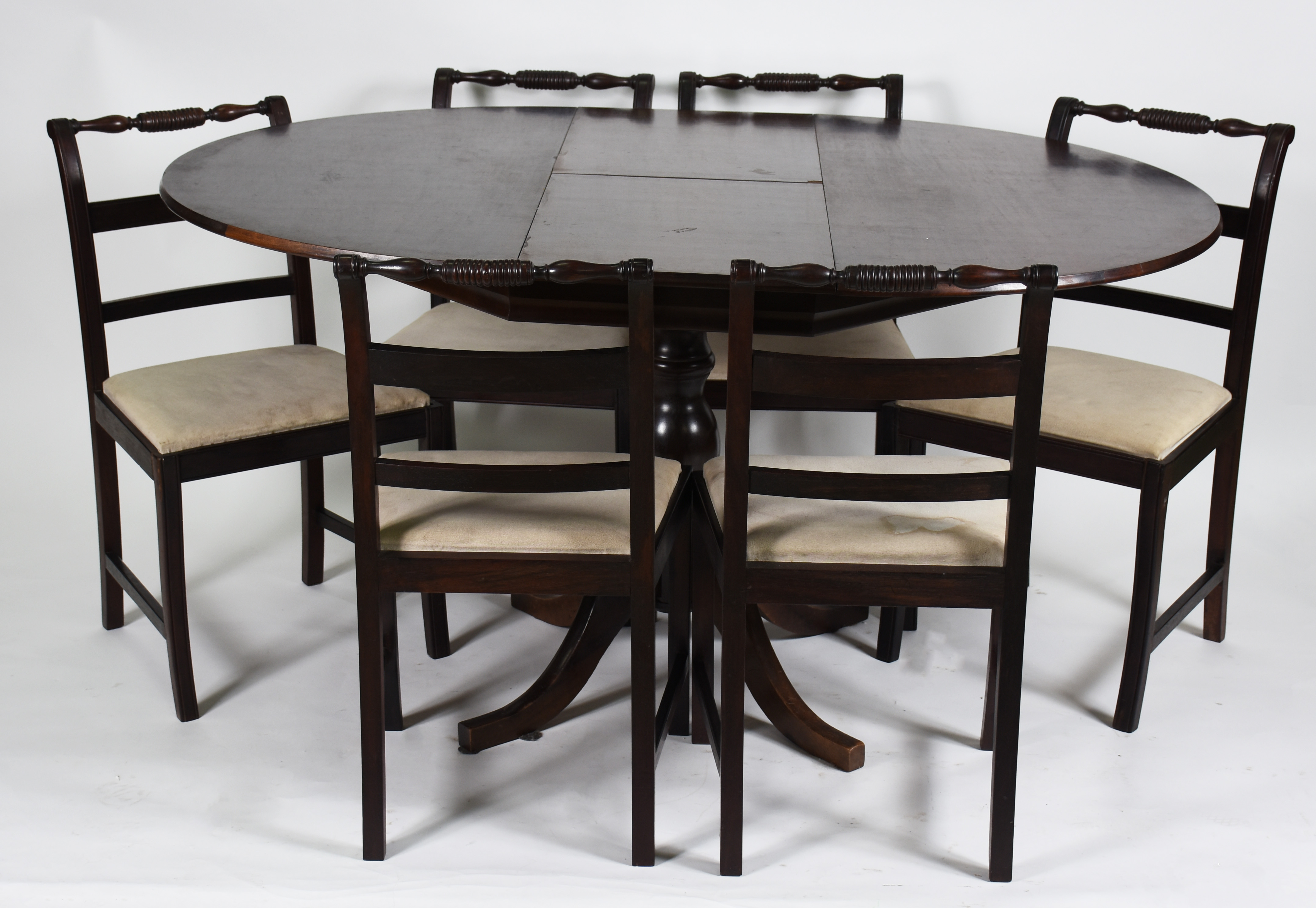 Mesa de jantar redonda de madeira nobre, com tábua extensora... - foto 1 de 6