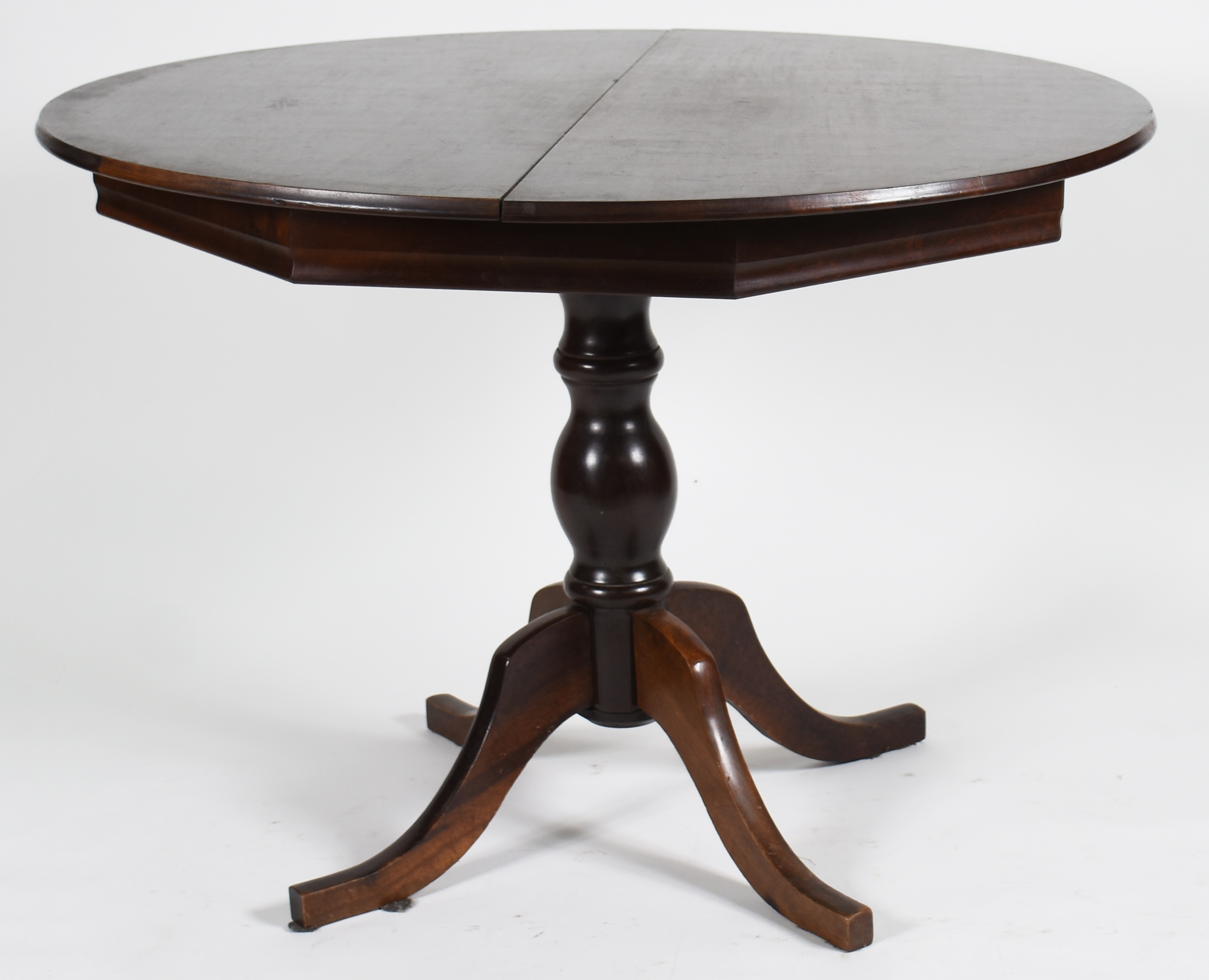 Mesa de jantar redonda de madeira nobre, com tábua extensora... - foto 2 de 6