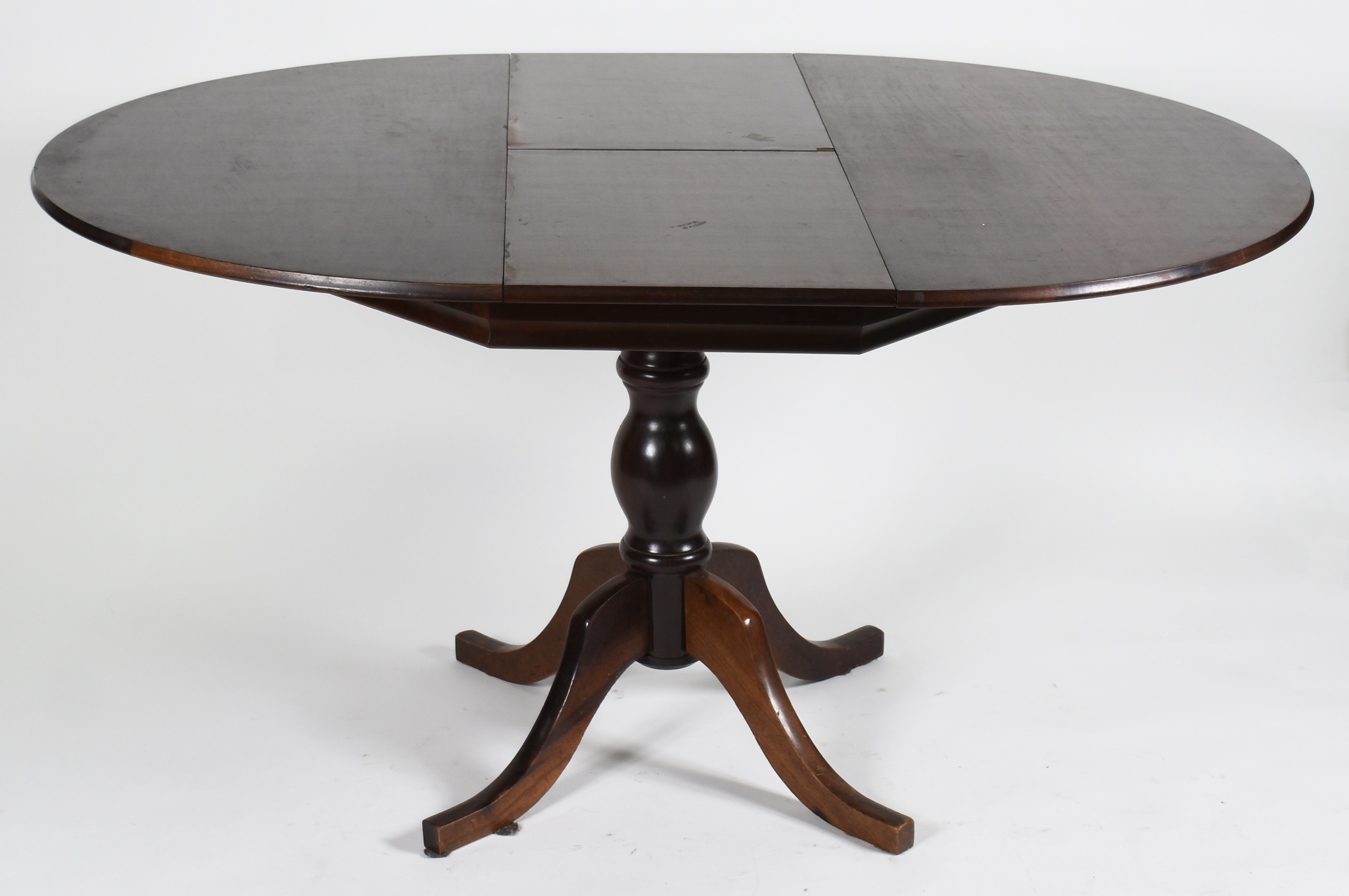 Mesa de jantar redonda de madeira nobre, com tábua extensora... - foto 3 de 6