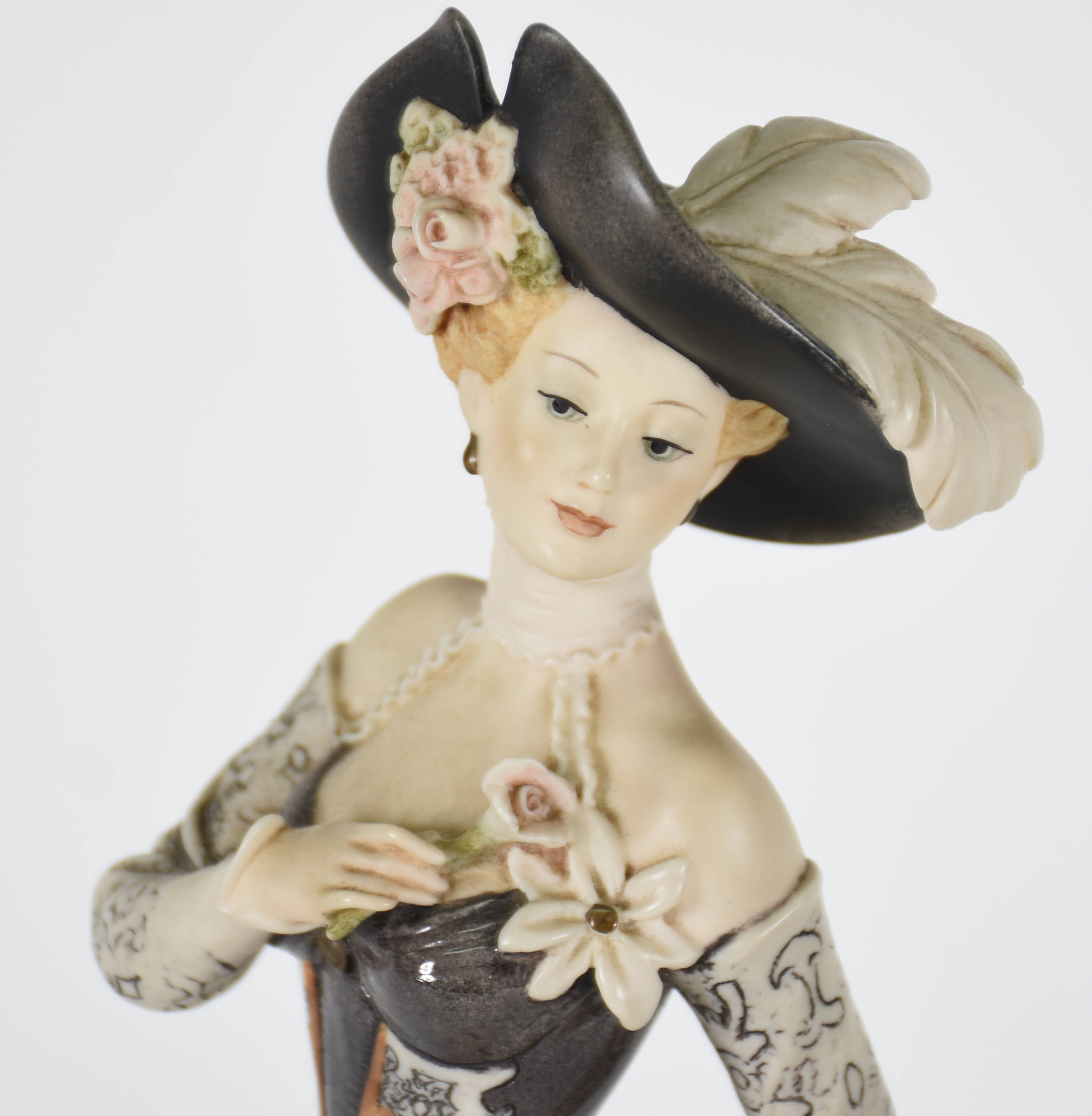 Estatueta de resina italiana respres.figura feminina com cachorro. - foto 4 de 6