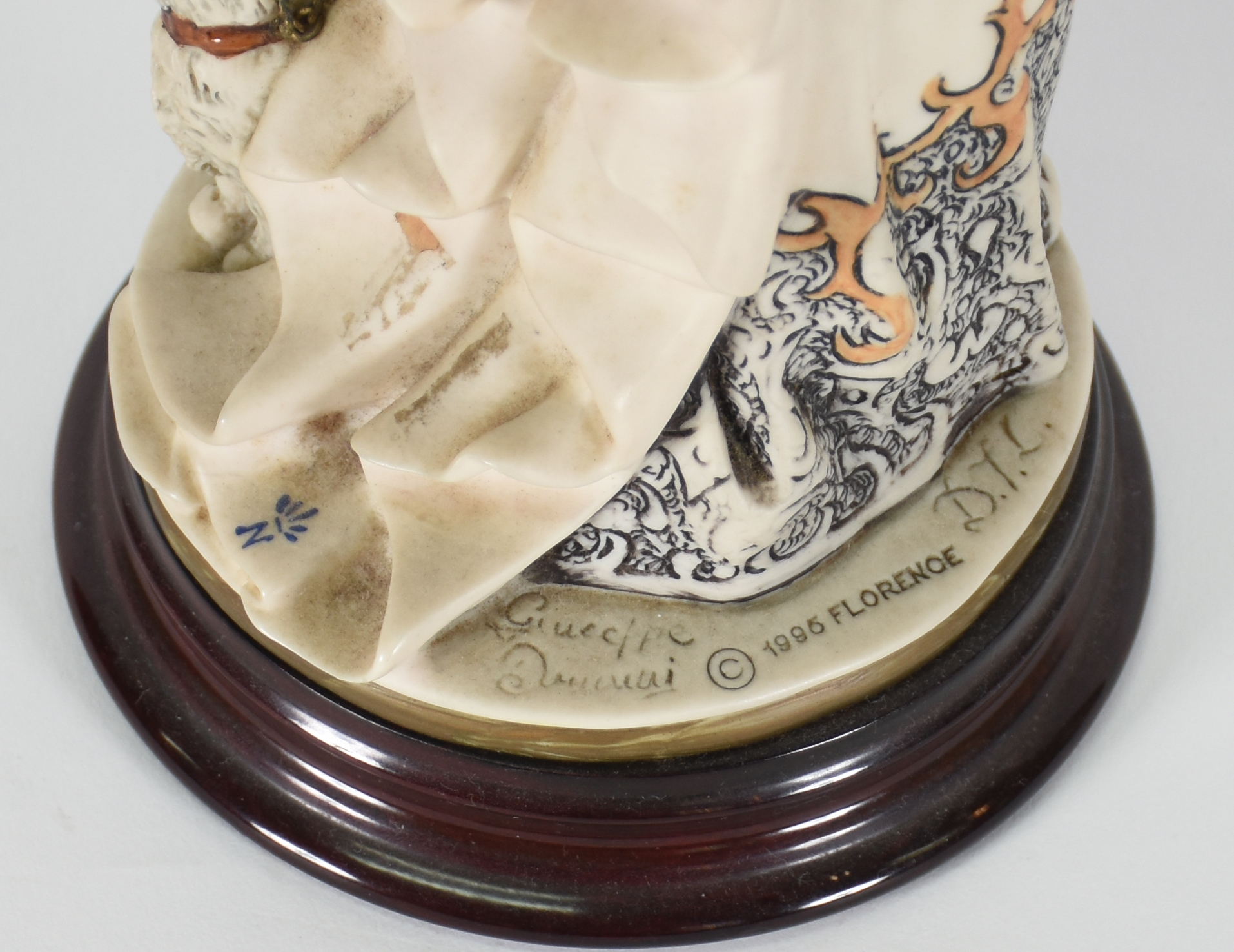 Estatueta de resina italiana respres.figura feminina com cachorro. - foto 6 de 6