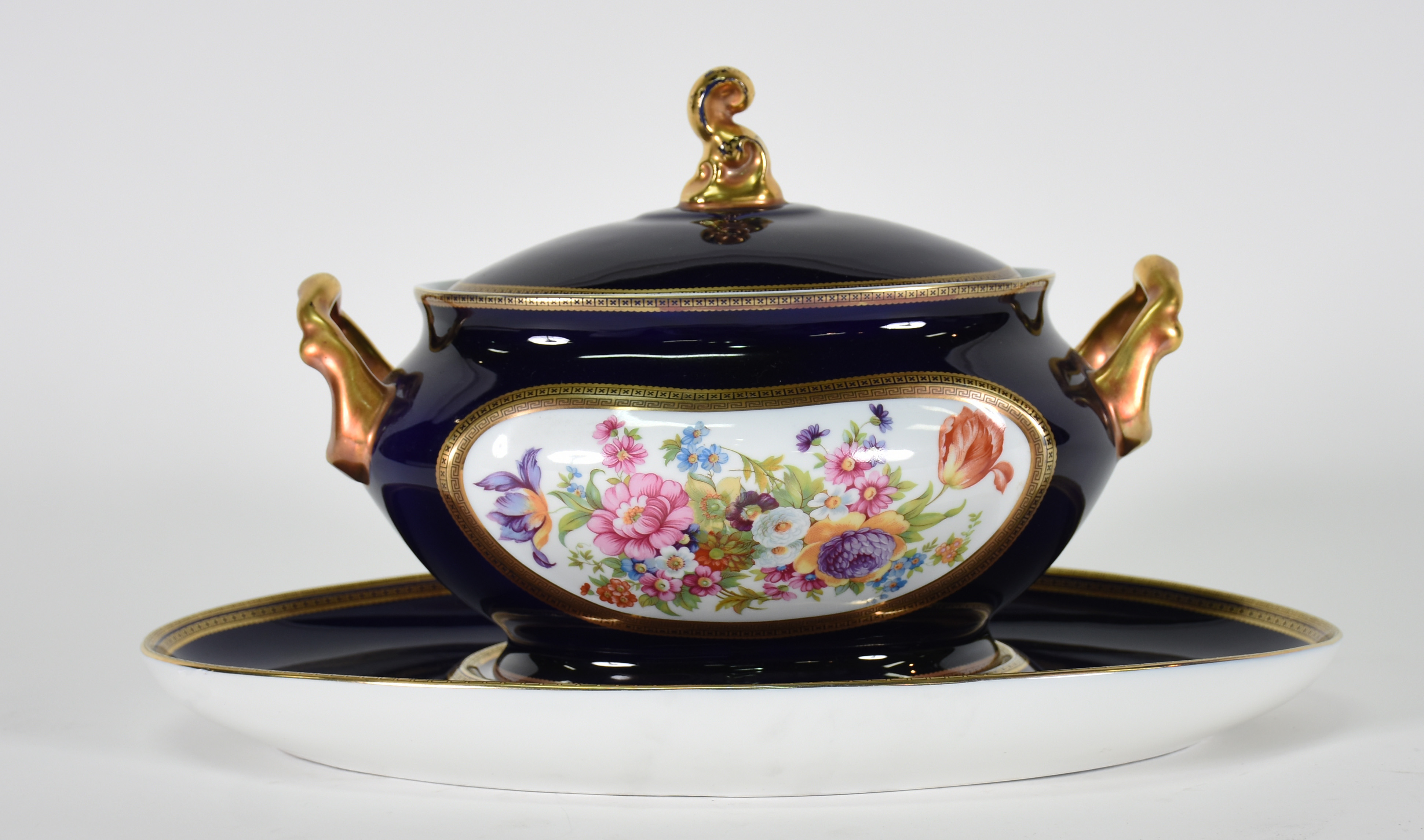 Sopeira com presentoir de porcelana azul cobalto com ouro, flores em... - foto 1 de 5