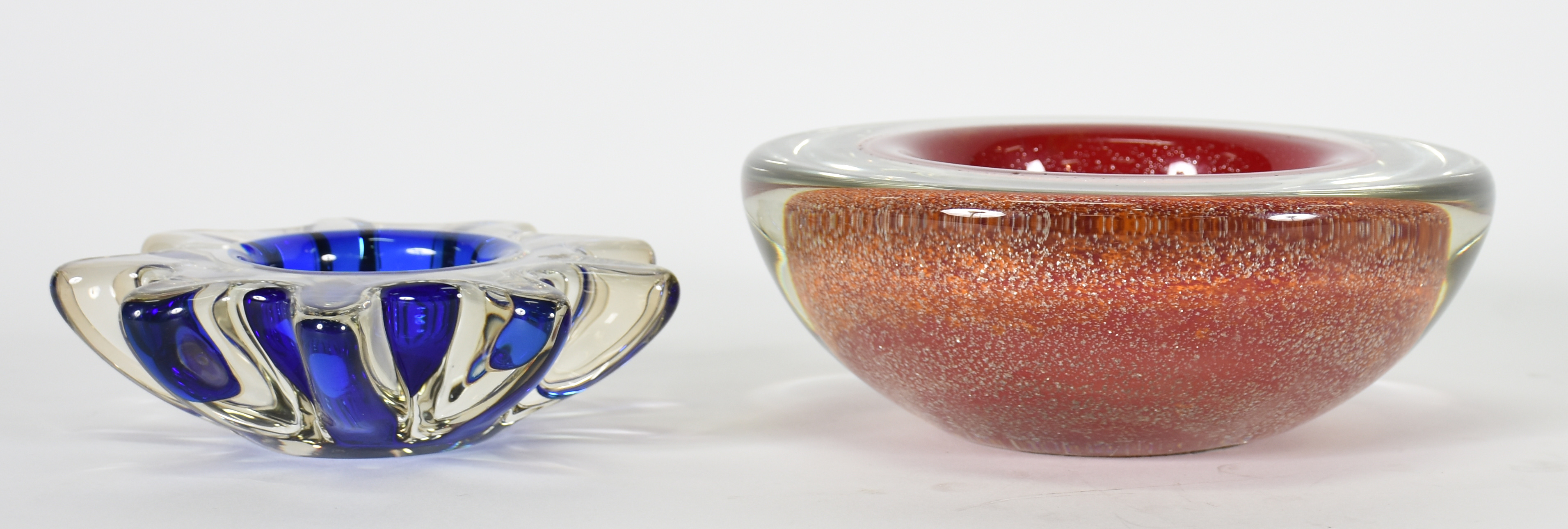 Dois cinzeiros de murano, sendo um vermelho e outro azul - foto 2 de 2
