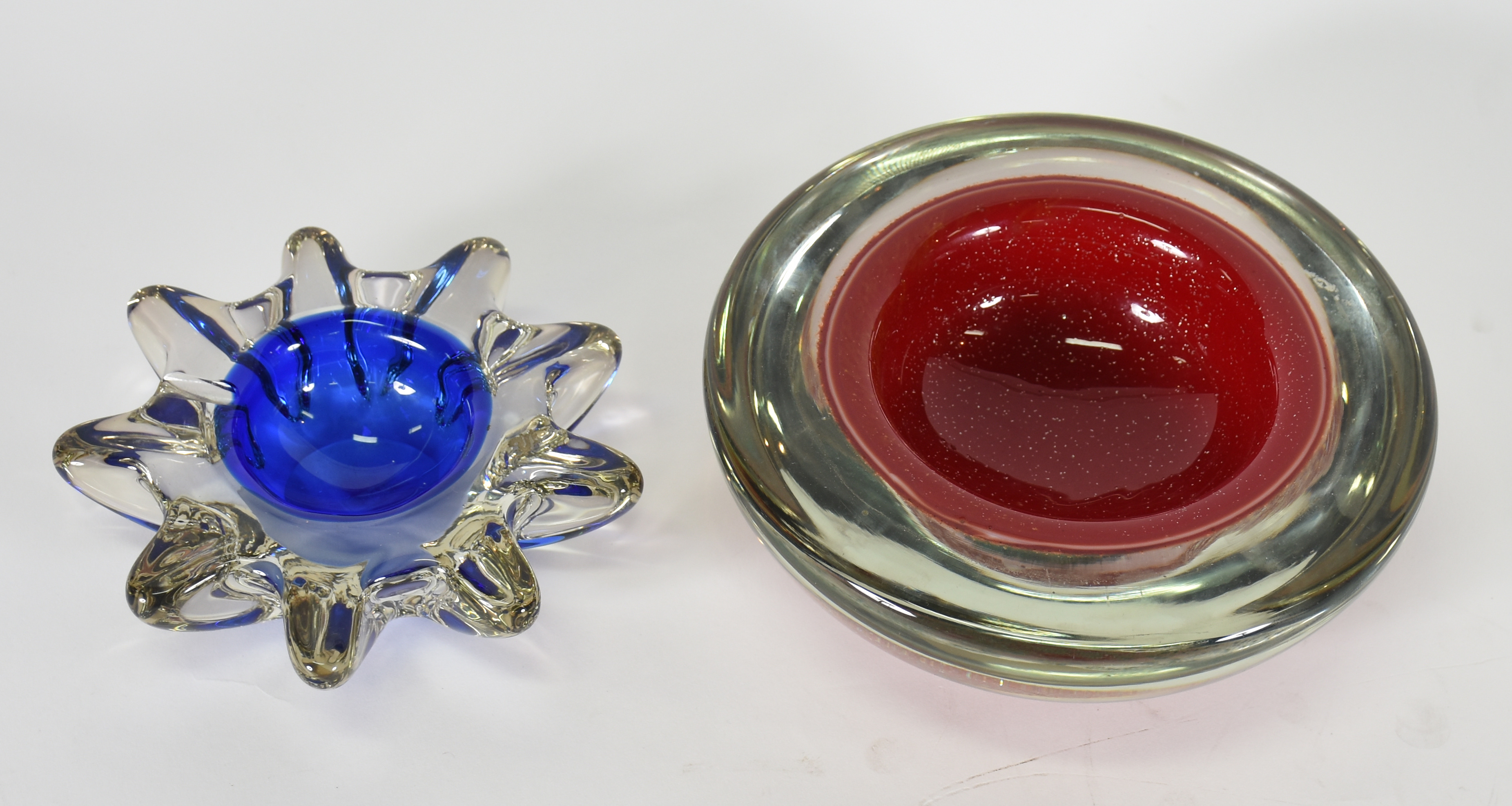 Dois cinzeiros de murano, sendo um vermelho e outro azul - foto 1 de 2