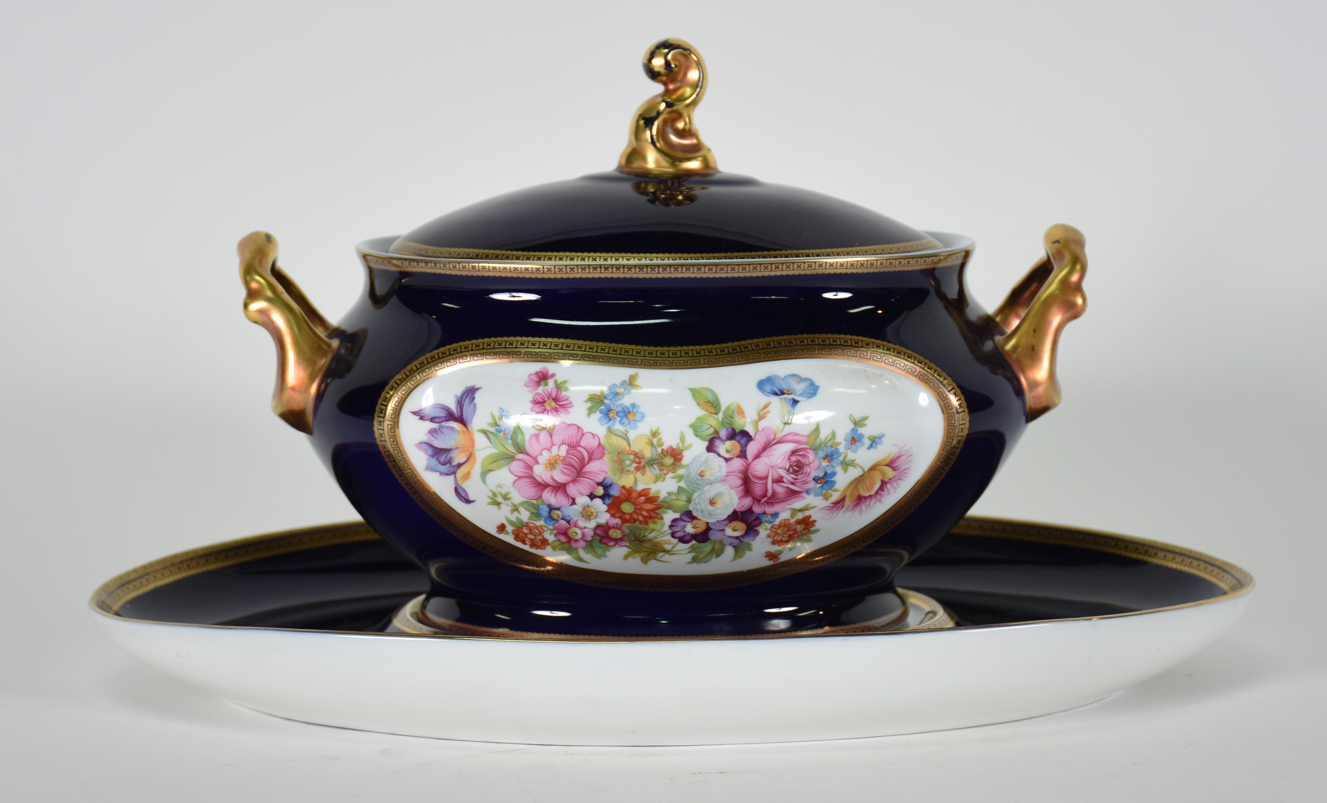 Sopeira com presentoir de porcelana azul cobalto com ouro, flores em... - foto 2 de 5