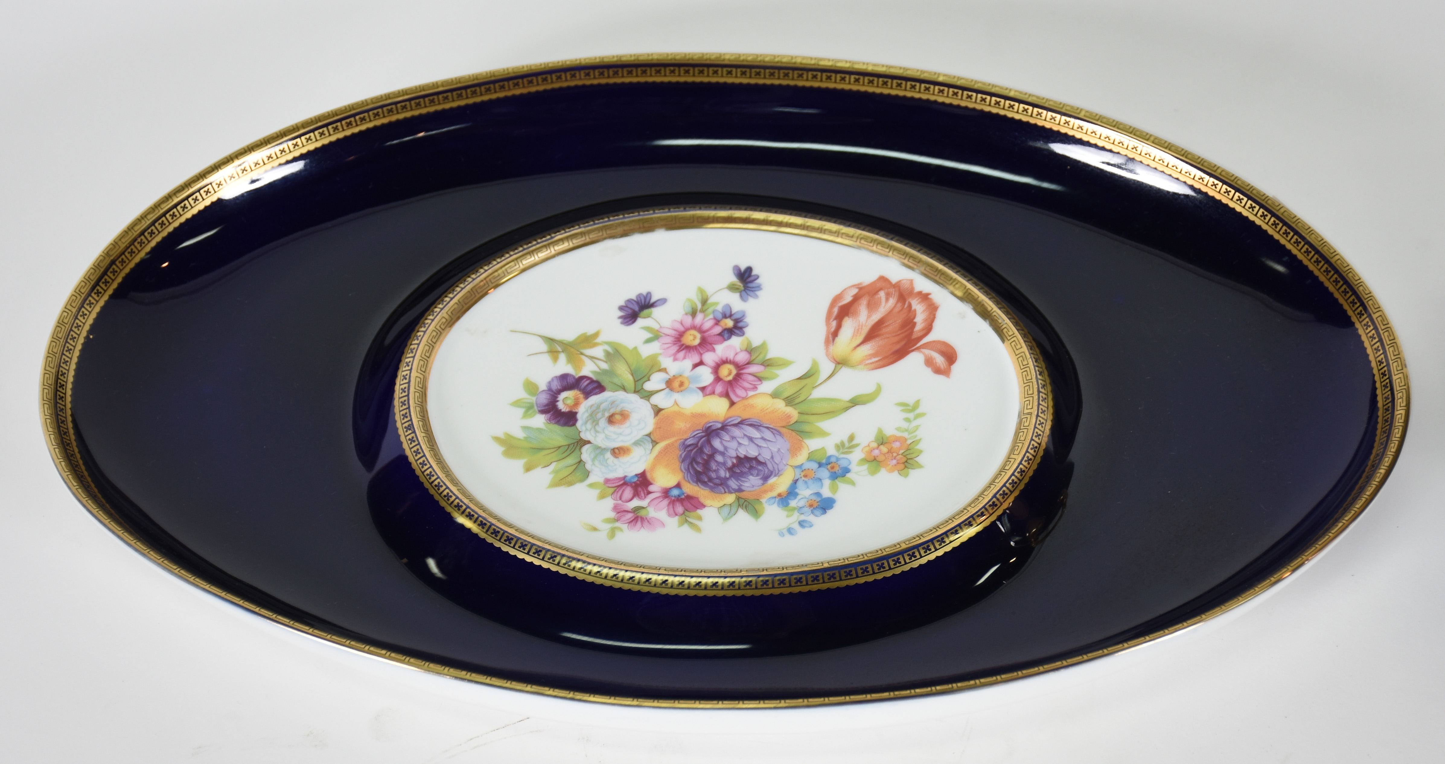 Sopeira com presentoir de porcelana azul cobalto com ouro, flores em... - foto 4 de 5