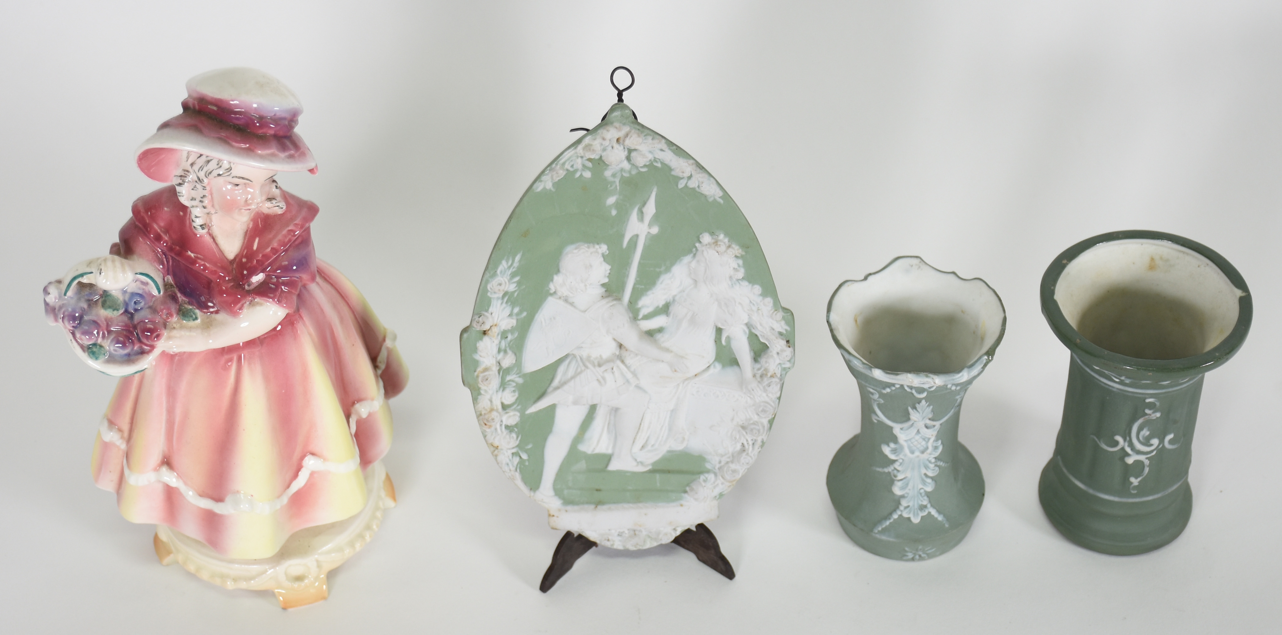 Quatro peças , sendo boneca faiança , 3 peças verde ao gosto Wedgwood - foto 1 de 5