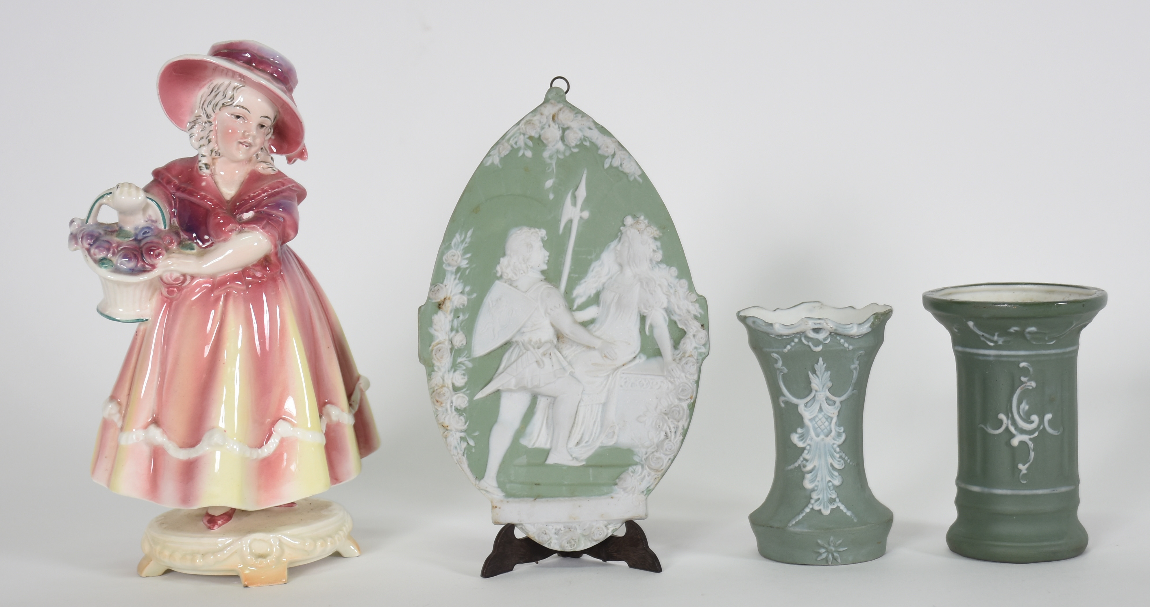 Quatro peças , sendo boneca faiança , 3 peças verde ao gosto Wedgwood - foto 2 de 5