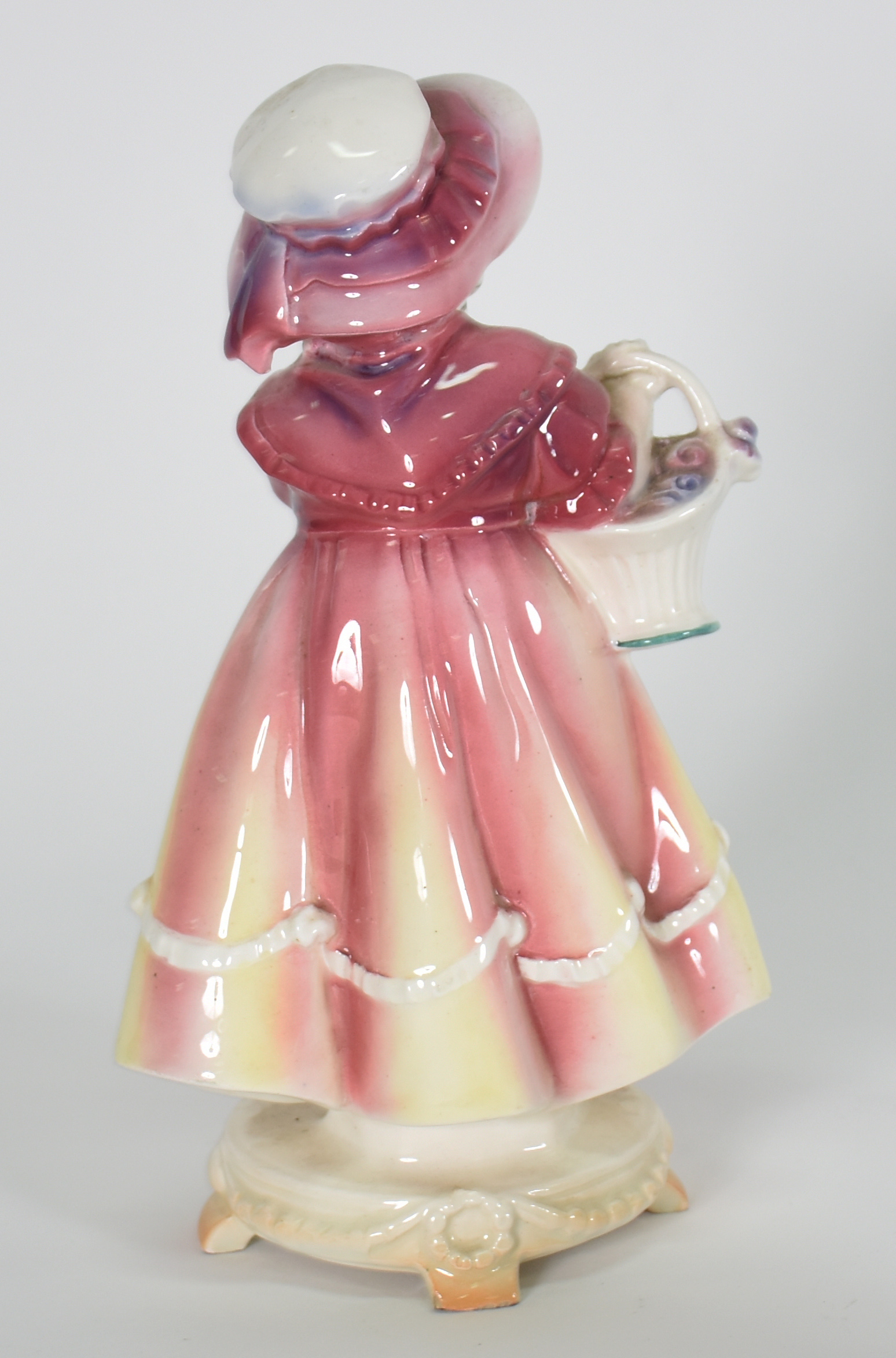 Quatro peças , sendo boneca faiança , 3 peças verde ao gosto Wedgwood - foto 3 de 5